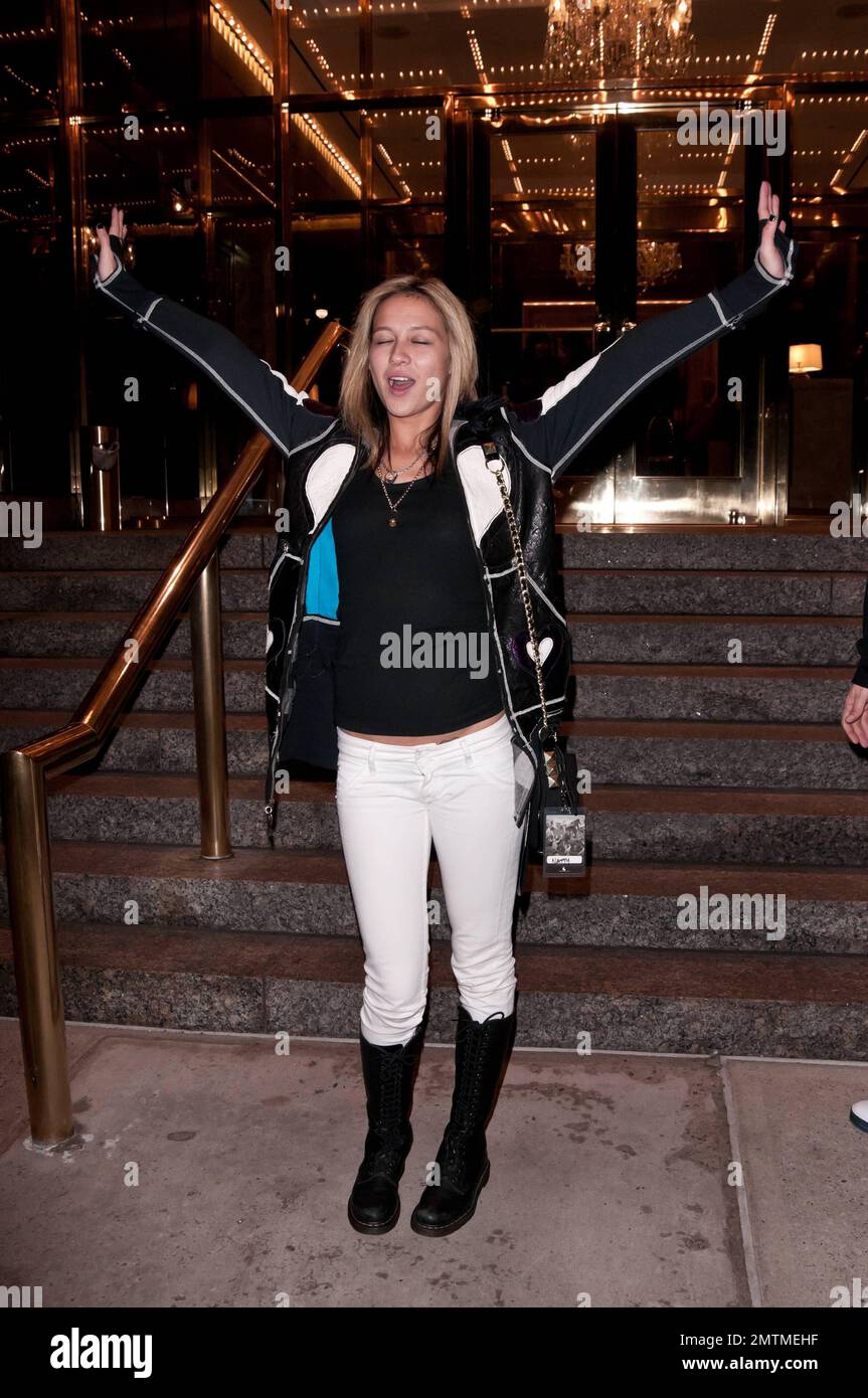Natalie Kenly, l'une des « déesses » de Charlie Sheen (alias Natty Baby) porte une veste à motifs en forme de coeur à l'extérieur de l'hôtel de Sheen à Manhattan. Natalie et deux autres « déesses » de Charlie sont actuellement en tournée avec lui au cours de sa tournée de stand up multi-ville appelée Torpedo of Truth. Sheen se présentera demain au radio City Music Hall. New York, NY. 04/07/11. Banque D'Images