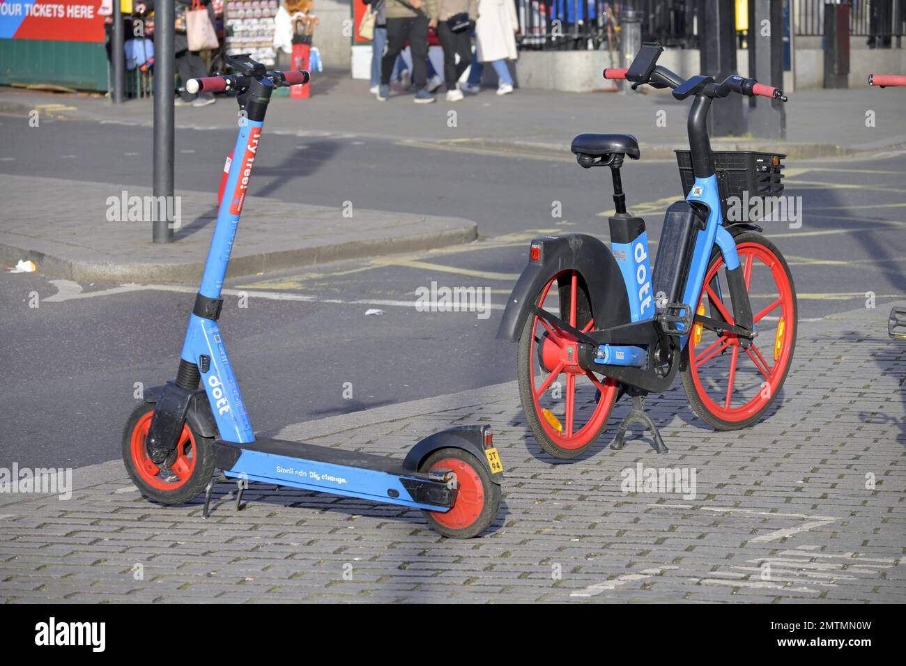 Londres, Angleterre, Royaume-Uni. location de scooter électronique et de vélo électronique dott garés à Trafalgar Square Banque D'Images