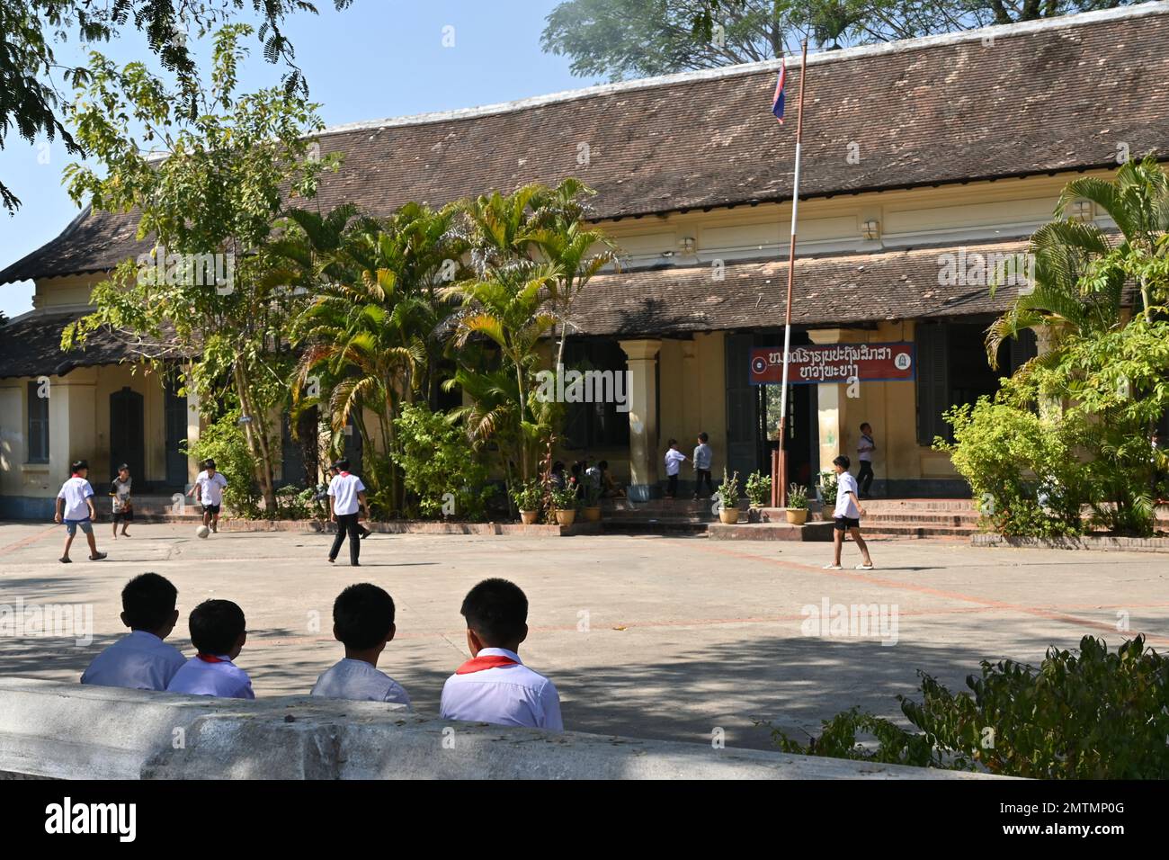 Élèves jouant dans la cour d'une école publique à Luang Prabang, au Laos Banque D'Images