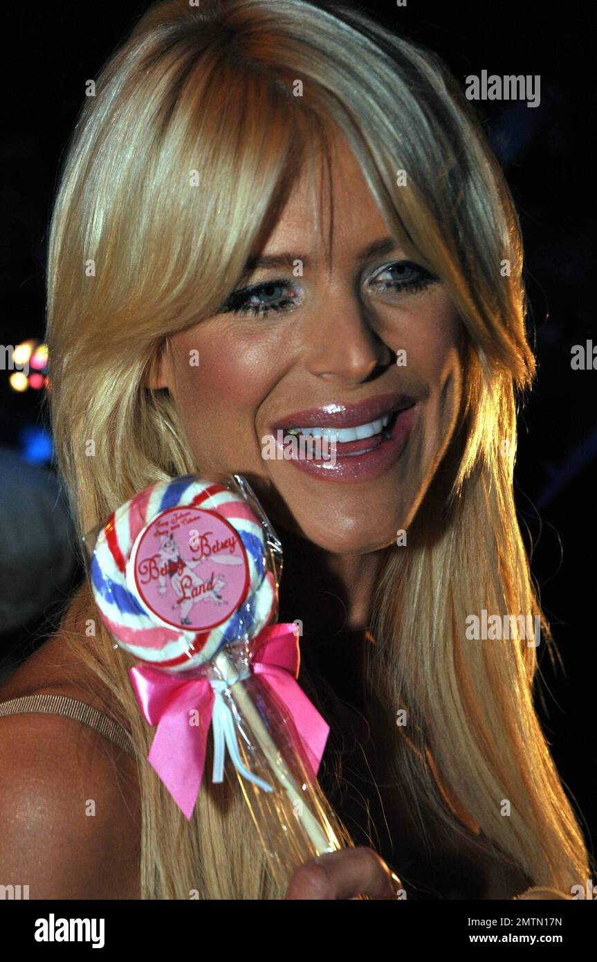 Victoria Silvstedt, Lil Bow Wow et Miss USA Crystle Stewart assistent au spectacle Betsey Johnson à la New York Fashion week. New York, NY. 9/9/08. Banque D'Images