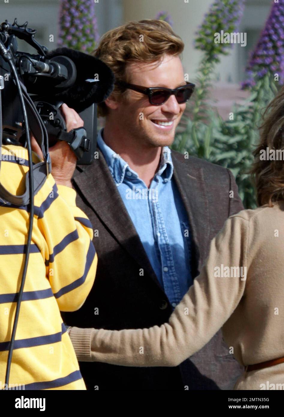 EXCLUSIF !! L'acteur Simon Baker est vu sur scène alors qu'il se prépare à filmer une scène du « mentoraliste » sur une plage à Santa Monica, en Californie. 14th avril 2012. Banque D'Images