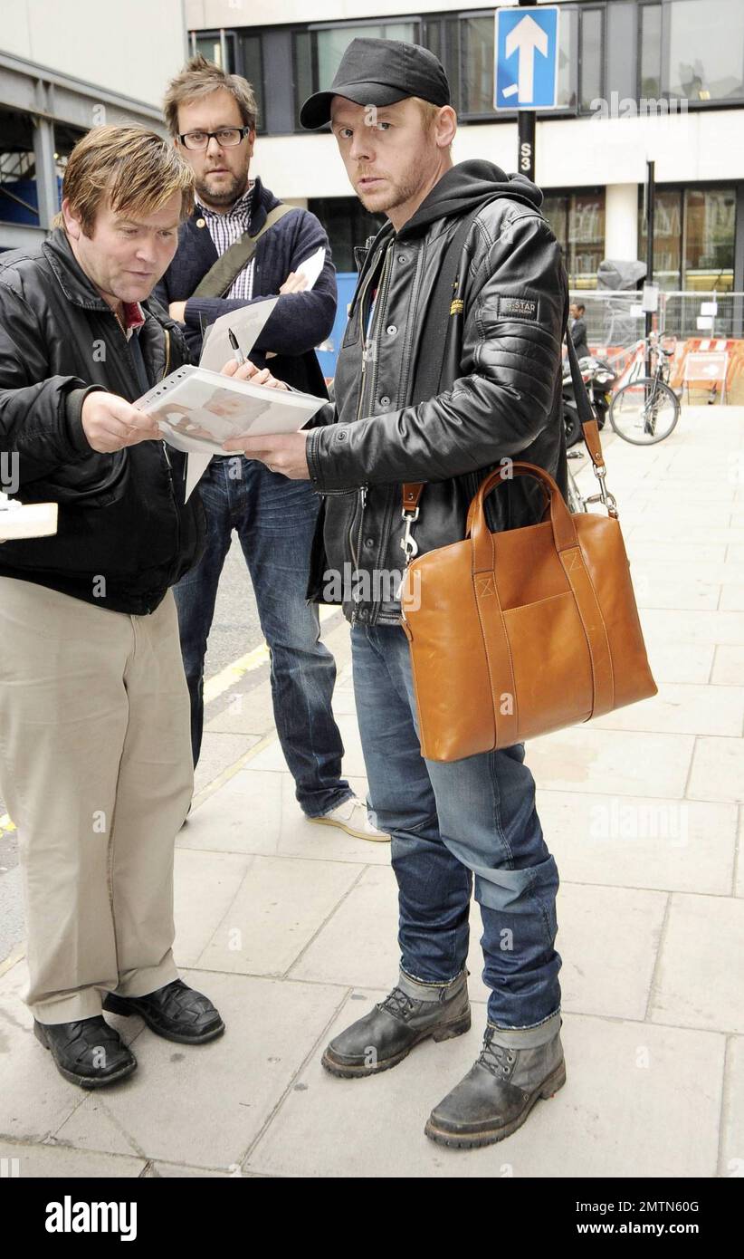 Simon Pegg, acteur de Shaun of the Dead, signe des autographes pour les fans après avoir quitté les studios de la BBC où il a fait la promotion de sa nouvelle autobiographie « Nerd Do Well ». Pegg a dit du livre, "j'ai écrit chaque mot de ceci moi-même. C'était un travail d'amour à la fin." Londres, Royaume-Uni. 10/14/10. Banque D'Images