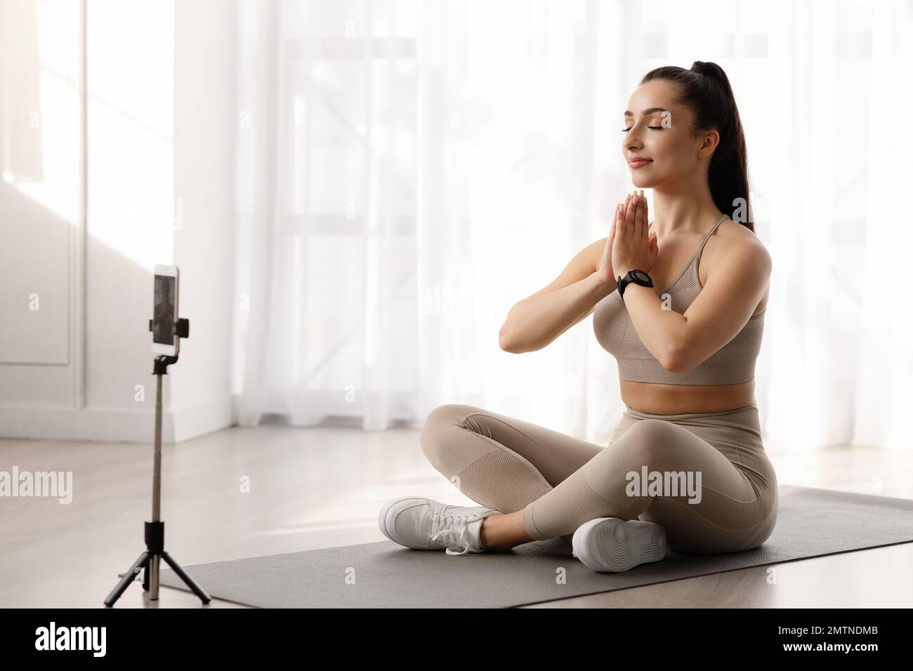 Femme paisible instructeur de yoga enregistrement de cours de fitness, cours de yoga en ligne Banque D'Images