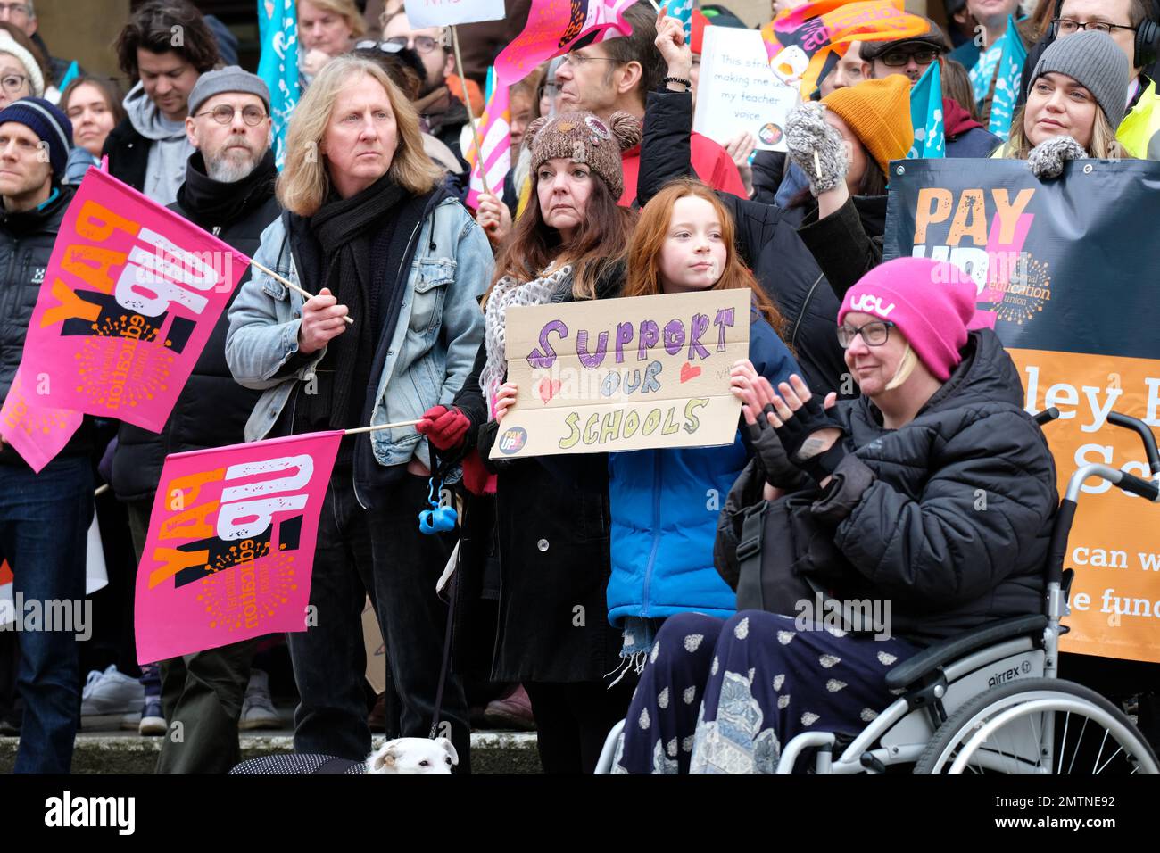 Gloucester, Gloucestershire, Royaume-Uni – mercredi 1st février 2023 – des enseignants et des membres du Syndicat national de l'éducation (NEU) prennent des mesures de grève en Angleterre et au pays de Galles prennent part à une manifestation dans le centre-ville de Gloucester, certaines écoles étant fermées et d'autres seulement partiellement ouvertes. Photo Steven May / Alamy Live News Banque D'Images
