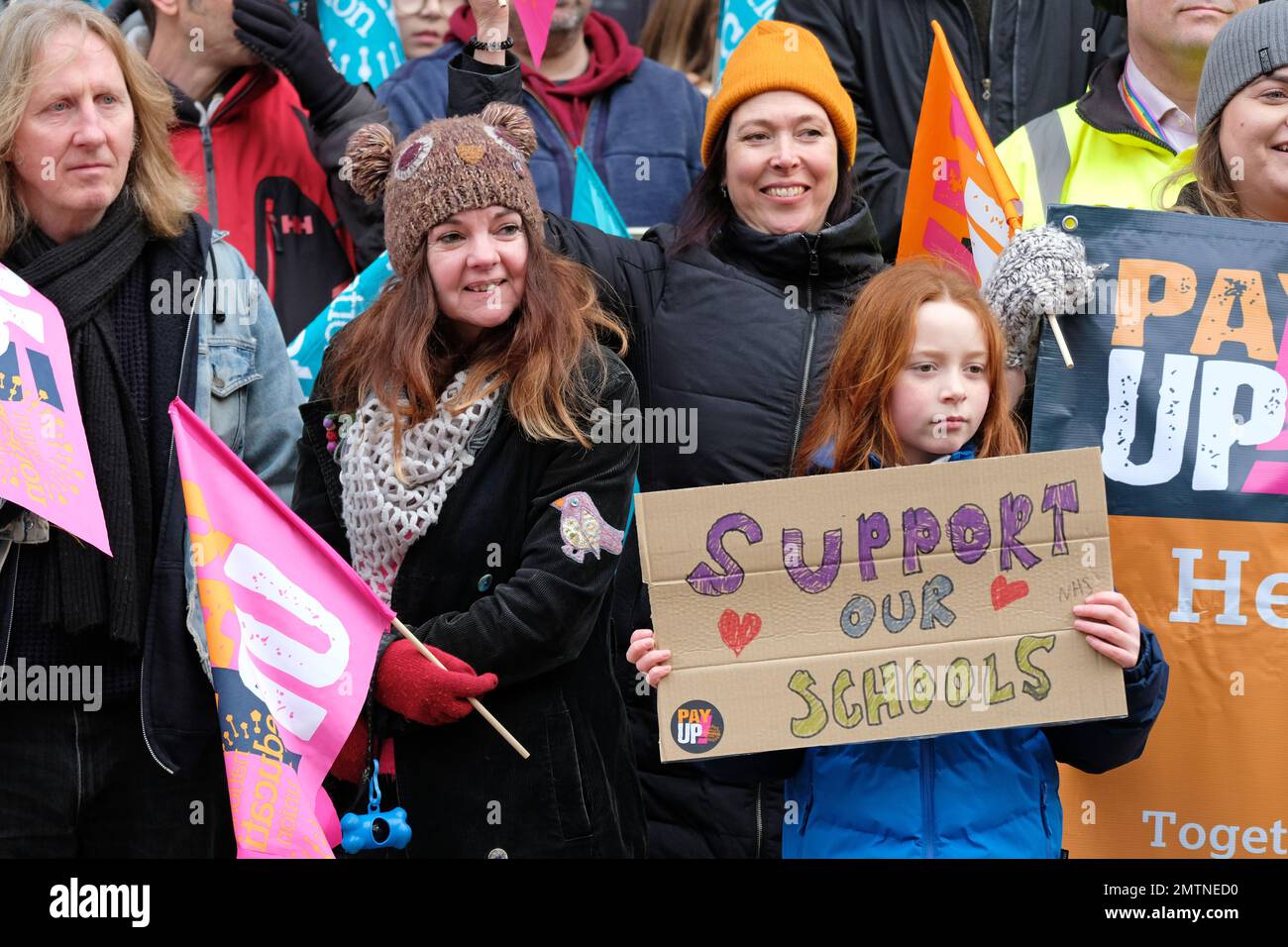 Gloucester, Gloucestershire, Royaume-Uni – mercredi 1st février 2023 – des enseignants et des membres du Syndicat national de l'éducation (NEU) prennent des mesures de grève en Angleterre et au pays de Galles prennent part à une manifestation dans le centre-ville de Gloucester, certaines écoles étant fermées et d'autres seulement partiellement ouvertes. Photo Steven May / Alamy Live News Banque D'Images