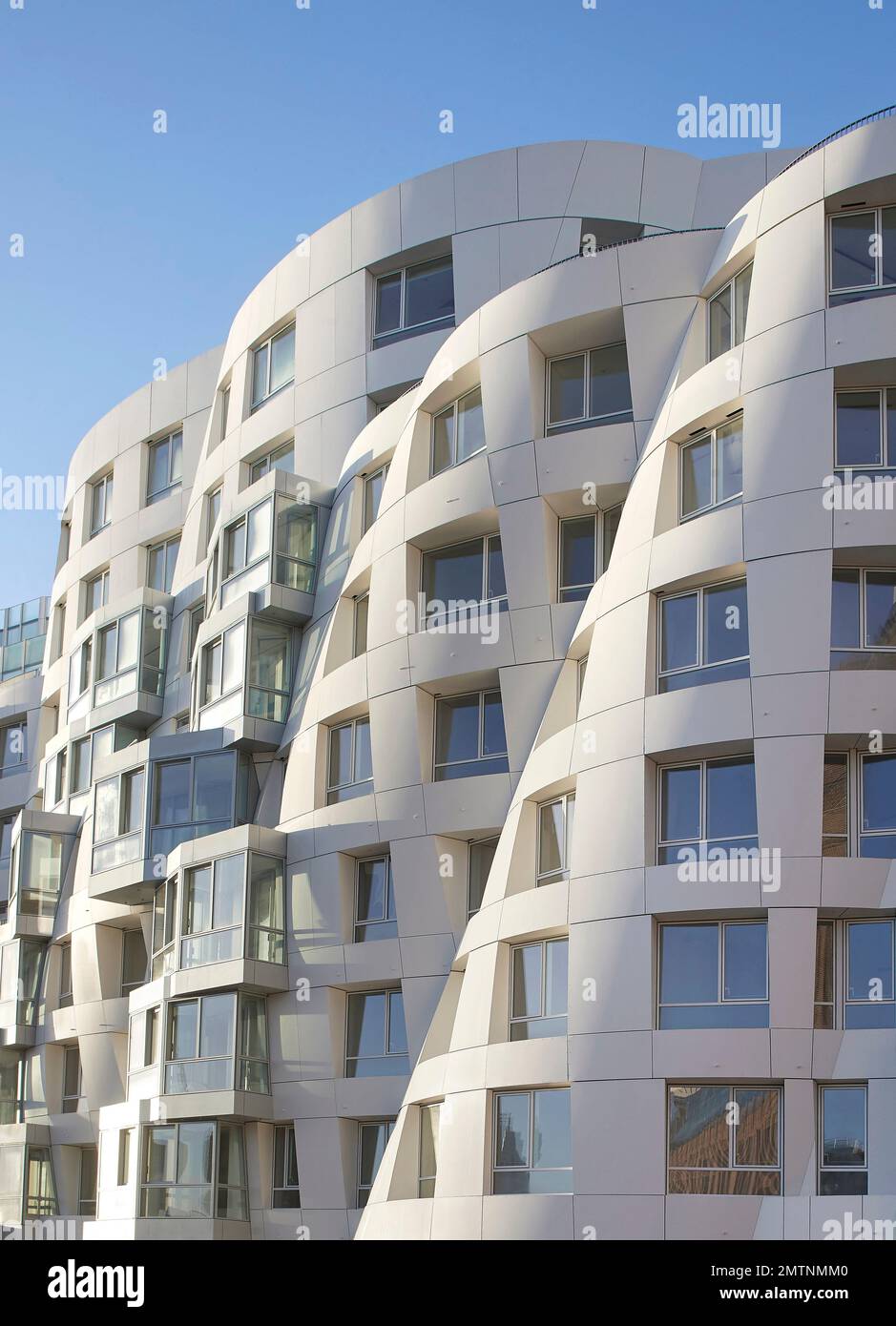 Vue détaillée sur les balcons et les fenêtres éclairés. Prospect place Battersea Power Station Frank Gehry, Londres, Royaume-Uni. Architecte: Frank Gehry, 20 Banque D'Images