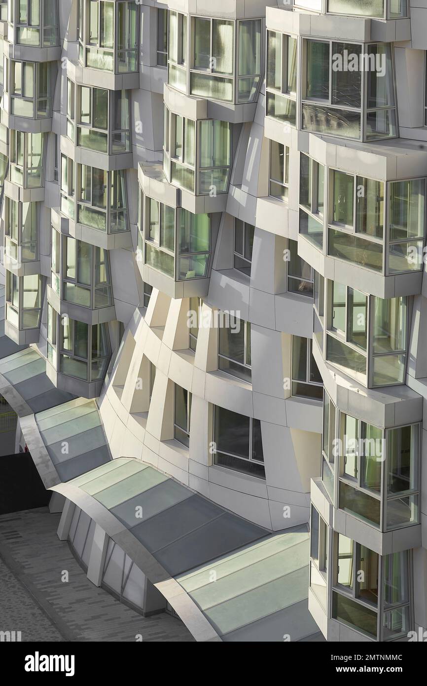 Façade blanche, balcons, fenêtres. Prospect place Battersea Power Station Frank Gehry, Londres, Royaume-Uni. Architecte: Frank Gehry, 2022. Banque D'Images