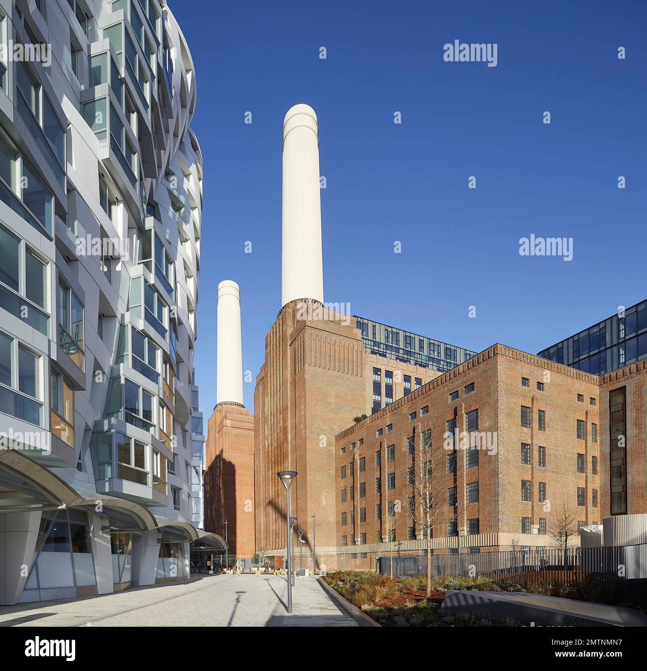 Perspective place en juxtaposition à l'emblématique bâtiment de la centrale électrique de Battersea. Prospect place Battersea Power Station Frank Gehry, Londres, Royaume-Uni Banque D'Images