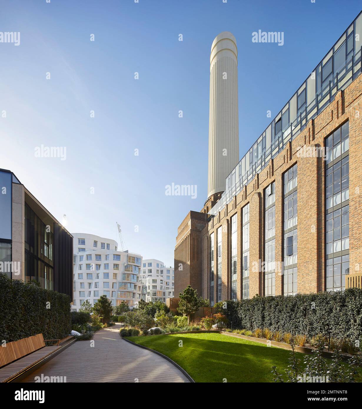 Aménagement paysager sur des jardins en BPS surélevés avec Prospect place au-delà. Prospect place Battersea Power Station Frank Gehry, Londres, Royaume-Uni. Architecte : Banque D'Images