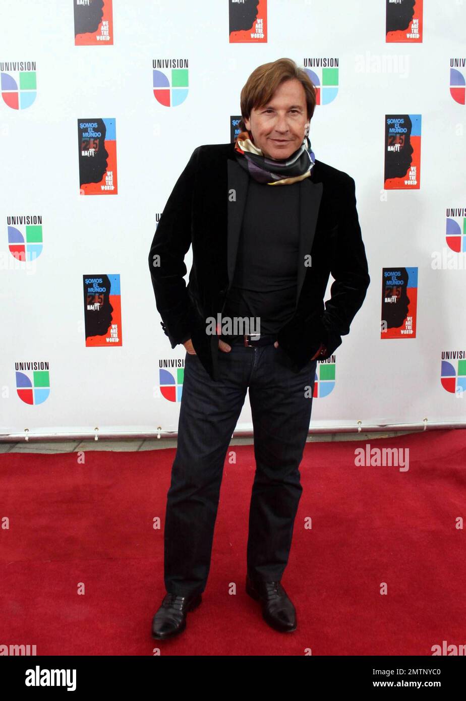 Ricardo Montaner à l'enregistrement épique de 'Somos El Mundo', la version espagnole de 'We Are the World'. Adaptée en espagnol par Gloria et Emilio Estefan, la chanson a été enregistrée avec les bénédictions de Lionel Richie et du domaine de Michael Jackson. Les revenus profitent aux victimes haïtiennes du tremblement de terre. Miami, Floride. 2/19/10. Banque D'Images