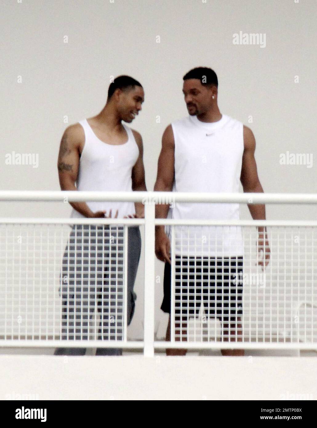 EXCLUSIF !! - Le rappeur américain Trey Songz et 'Men's in Black III' Will  Smith accroché ensemble sur le balcon d'un hôtel de luxe à Miami ayant ce  qui semble conversation décontractée.