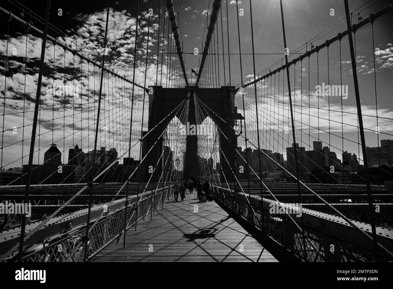 Le pont de Brooklyn, qui enjambe la rivière East, relie Manhattan Island et long Island, a été classé monument historique national. Banque D'Images