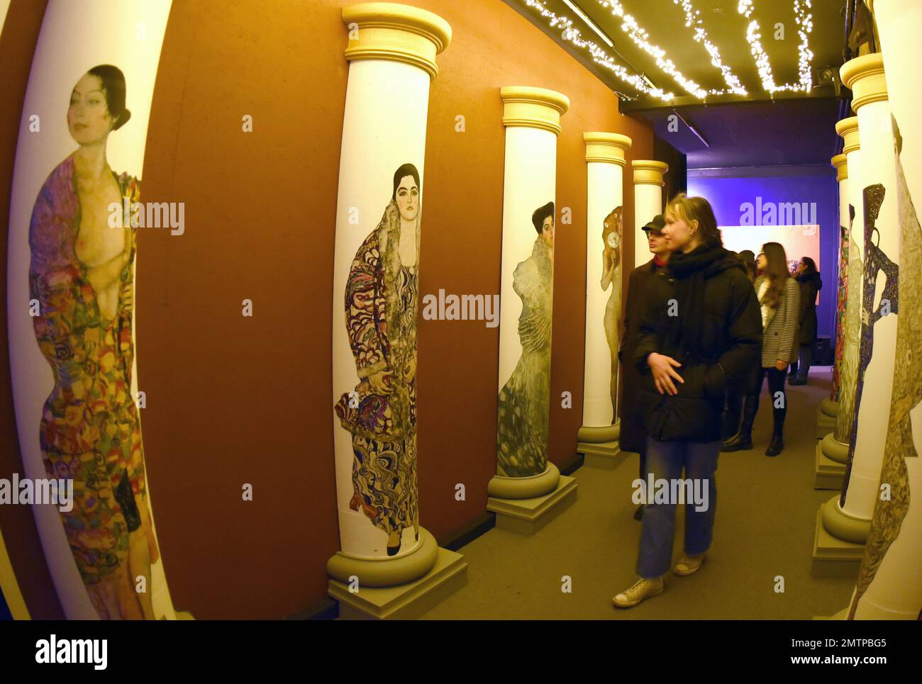 29 janvier 2023, Saxe, Leipzig: Dans la Kunstkraftwerk, une ancienne centrale thermique et électrique combinée, les visiteurs marchent le long d'une colonnade de célèbres portraits de femmes par Gustav Klimt dans l'exposition 'Gustav Klimt - GoldExperience'. La salle fait partie du spectacle de l'italien Stefano Fake et de sa fake Factory, où dans différents domaines thématiques les stations de l'artiste autrichien Gustav iKlimt (1862-1918), un des plus importants représentants de l'Art Nouveau viennoise peut être vu. Asss projection monumentale, les portraits et les paysages les plus célèbres peuvent être vus dans l'exposition multisensorielle unti Banque D'Images