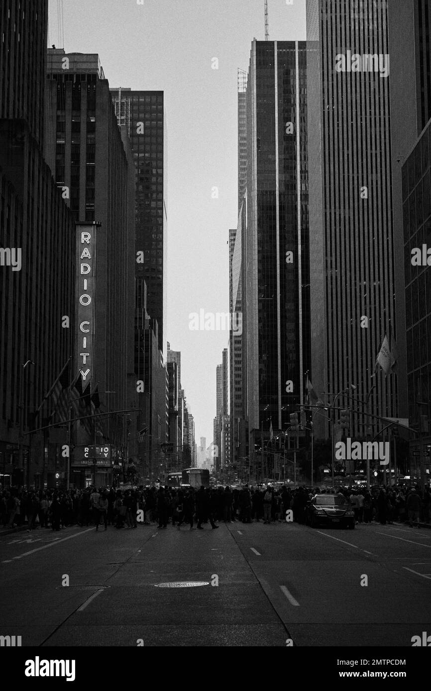 Une photo en noir et blanc d'un grand groupe d'agents de police à l'extérieur du radio City Music Hall, Manhattan - New York Banque D'Images