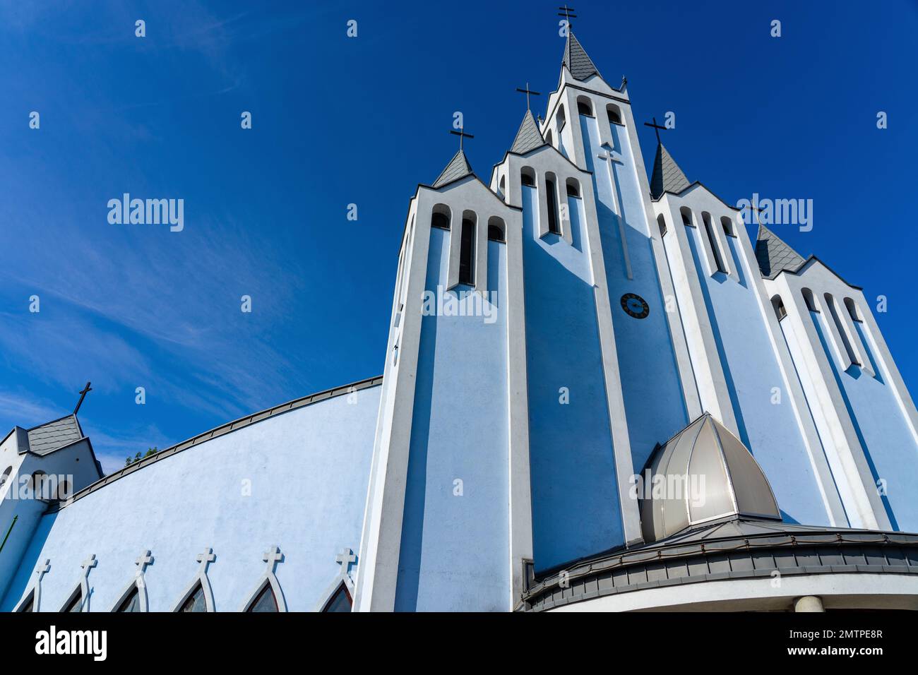 Église moderne du Saint-Esprit Szentlelek à Heviz Hongrie de couleur bleue. Banque D'Images