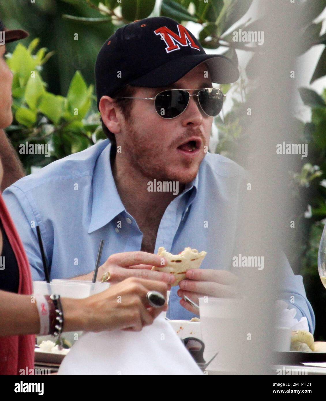 Stacy Keibler fait la fête dans un petit bikini rose chaud sur la plage de son hôtel de luxe, le Fontainebleau Miami Beach, avant de se délasser au bord de la piscine avec Kevin Connolly. Miami, Floride. 12/31/09. Banque D'Images