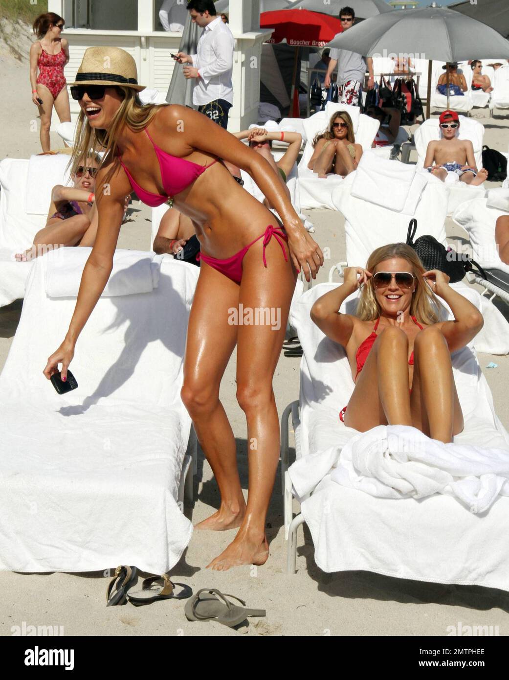 Stacy Keibler fait la fête dans un petit bikini rose chaud sur la plage de  son hôtel de luxe, le Fontainebleau Miami Beach, avant de se délasser au  bord de la piscine
