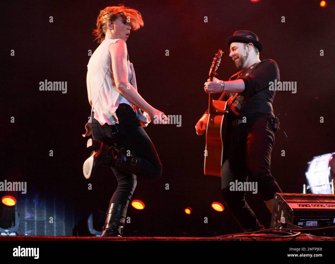 Jennifer Nettles et Kristian Bush de Sugarland se sont produits en direct pendant le Stagecoach Country Music Festival 2010 à l'Empire Polo Club. Indio, Californie 04/24/10. Banque D'Images