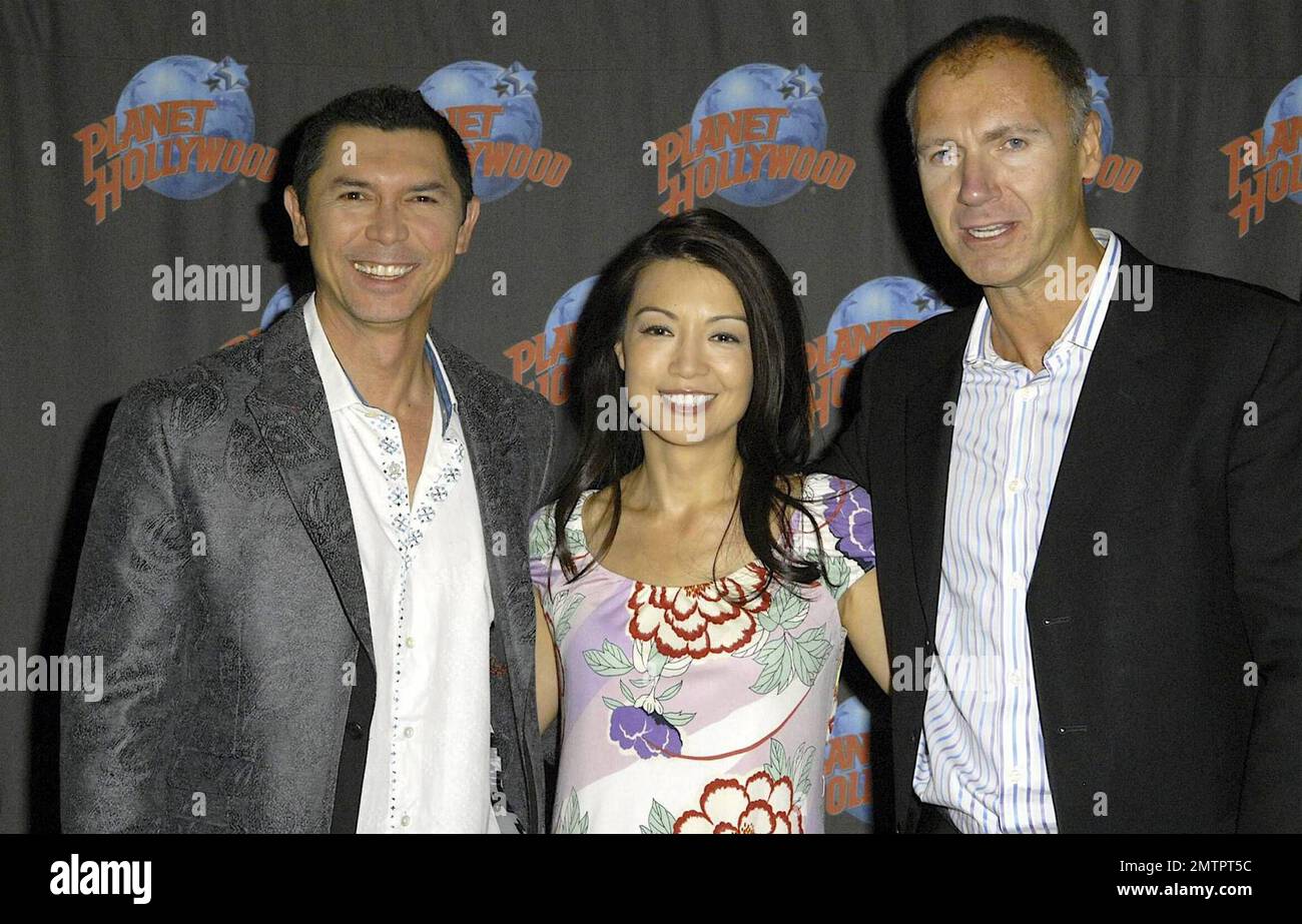 Lou Diamond Phillips et Ming-Na font la promotion de leurs rôles les plus importants dans la série Syfy 'Stargate Universe' à Planet Hollywood. Dans le cadre de l'événement, les deux ont mis leurs empreintes de main en plâtre et les ont autographiées comme souvenirs. New York, NY. 10/2/09. Banque D'Images