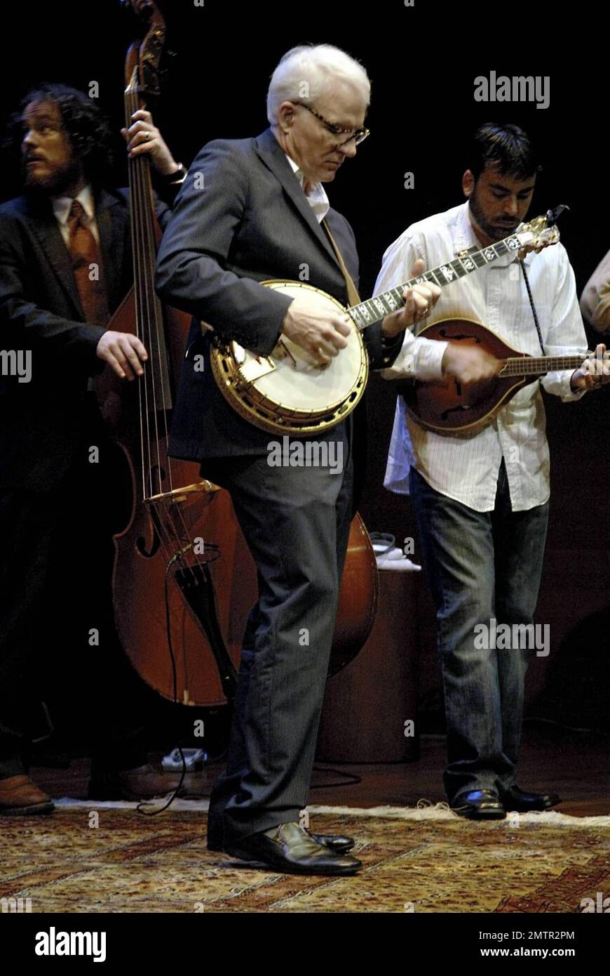 L'acteur, le comédien et le musicien Steve Martin se produit en direct aux côtés des Sprend Canyon Rangers lors d'une soirée tentative de Bluegrass avec Steve Martin au musée Rubin. Martin a récemment sorti un album bluegrass « The Crow: New Songs for the Five-String Banjo », qui présente des apparitions d'invités de poids lourds bluegrass tels que Dolly Parton et Vince Gill. New York, NY. 5/28/09. Banque D'Images