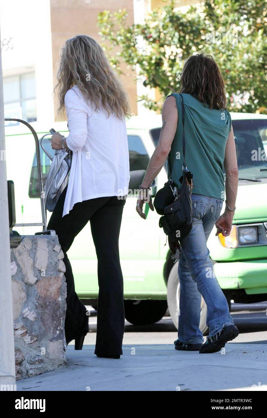 EXCLUSIF !! Steven Tyler, le rocker d'Aerosmith, emmène le sac de voyage à  un niveau inédit en portant un sac en cuir et un sac à pampilles pour crâne  tout en parlant