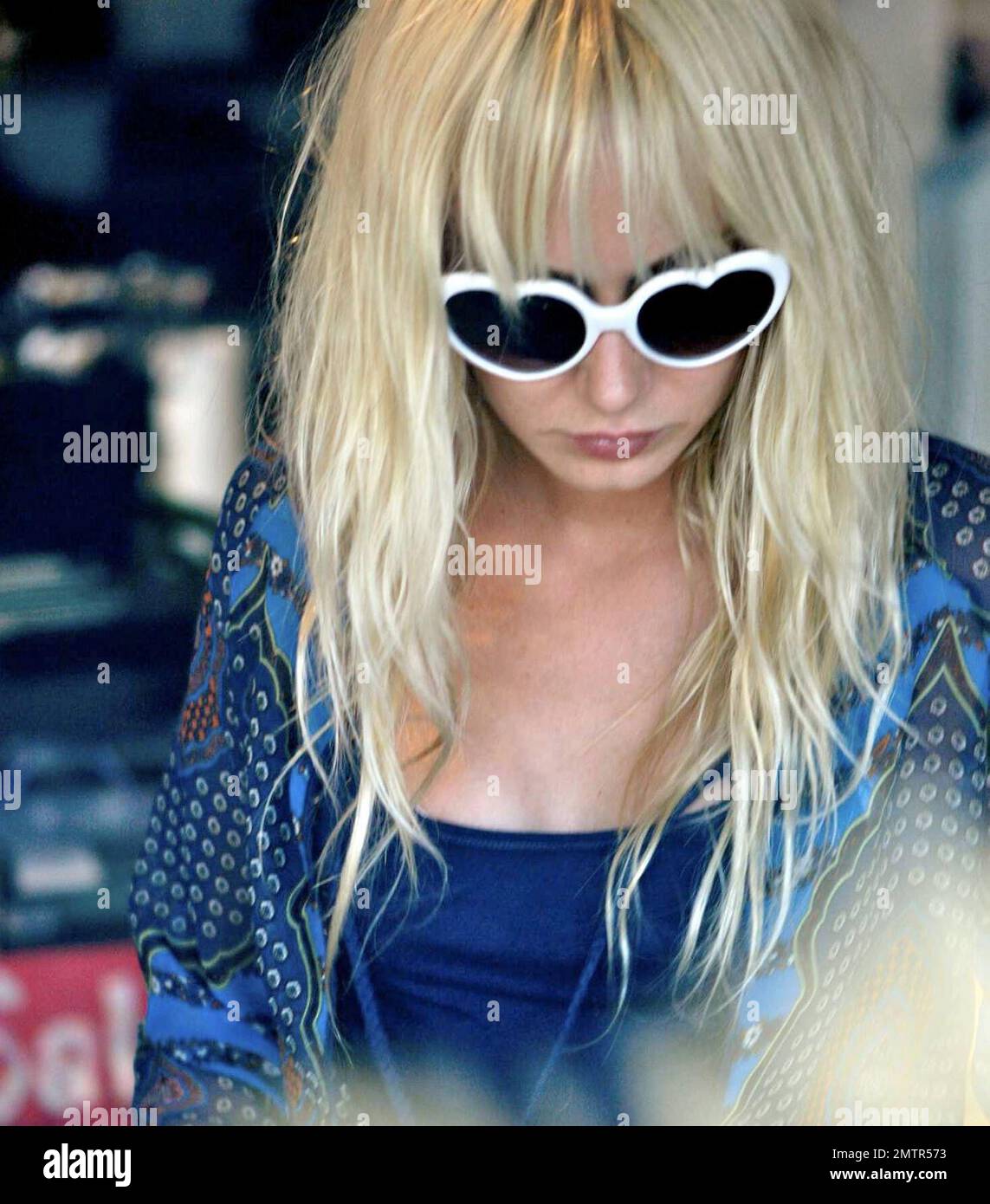 Autrefois romantique, Kimberly Stewart passe la journée avec son collègue Brit Callum Best. Kim a fait des achats au Planet Blue et n'a pas pris la peine d'utiliser le dressing pour essayer des vêtements. Callum attendait patiemment de la prendre. Malibu, Calif. 7/6/07. Tous Banque D'Images