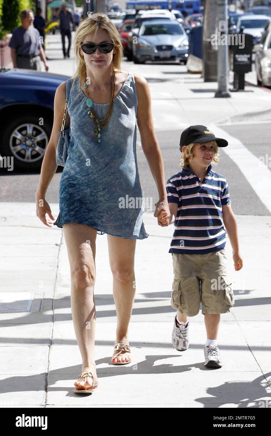 Portant une robe bleue simple et des sandales, Sharon Stone emmène son fils Laird à Color Me Mine où elle l'aide à peindre sa propre voiture de course. Les deux semblent avoir un bon moment ensemble de travailler sur le projet. Beverly Hills, Californie. 8/26/10. Banque D'Images