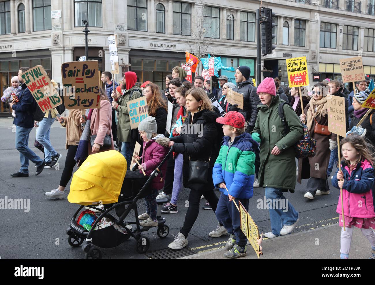 Londres, Royaume-Uni, 1st février 2023. Les familles se sont jointes à des enseignants en grève alors qu’elles ont défilé au Parlement dans le centre de Londres pour demander un salaire équitable. Cette journée a été surnommée « walkout mercredi », car des milliers d'enseignants, de conducteurs de train et d'autobus et de fonctionnaires ont mené des grèves. Crédit : Monica Wells/Alay Live News Banque D'Images