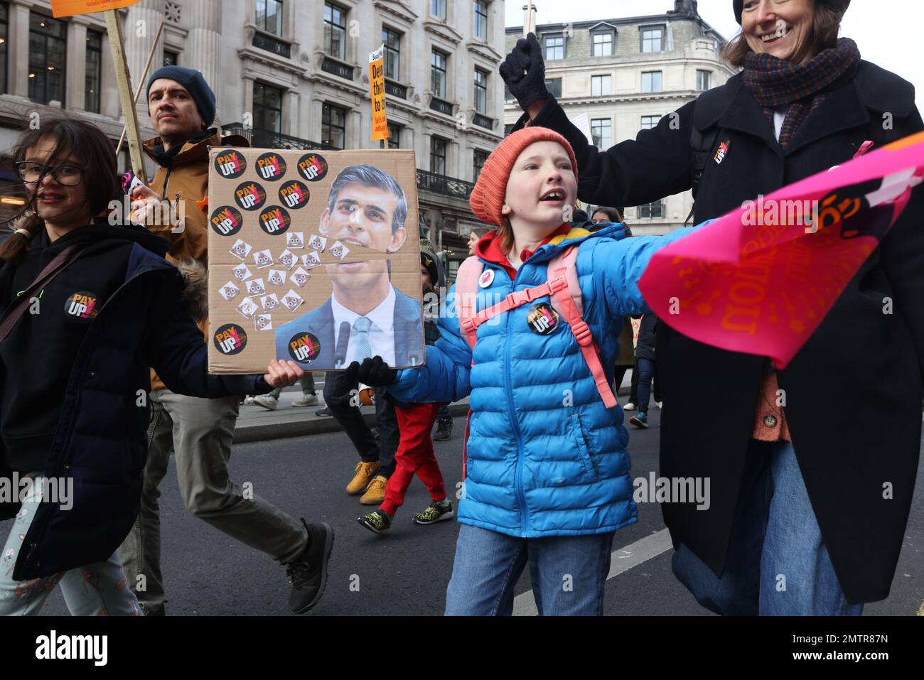 Londres, Royaume-Uni, 1st février 2023. Les familles se sont jointes à des enseignants en grève alors qu’elles ont défilé au Parlement dans le centre de Londres pour demander un salaire équitable. Cette journée a été surnommée « walkout mercredi », car des milliers d'enseignants, de conducteurs de train et d'autobus et de fonctionnaires ont mené des grèves. Crédit : Monica Wells/Alay Live News Banque D'Images