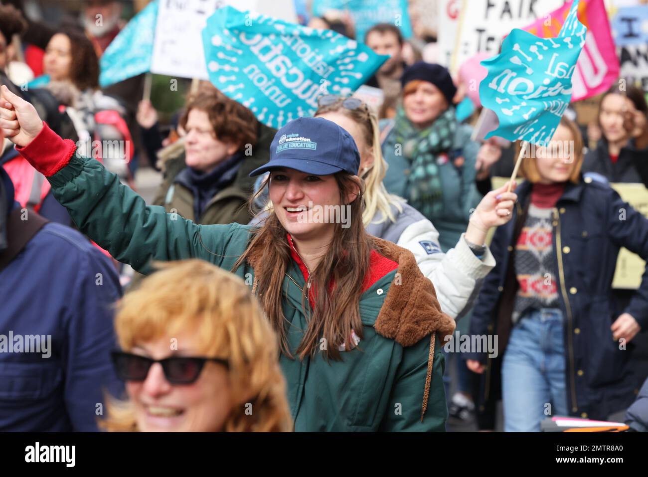 Londres, Royaume-Uni, 1st février 2023. Les familles se sont jointes à des enseignants en grève alors qu’elles ont défilé au Parlement dans le centre de Londres pour demander un salaire équitable. Cette journée a été surnommée « walkout mercredi », car des milliers d'enseignants, de conducteurs de train et d'autobus et de fonctionnaires ont mené des grèves. Crédit : Monica Wells/Alay Live News Banque D'Images