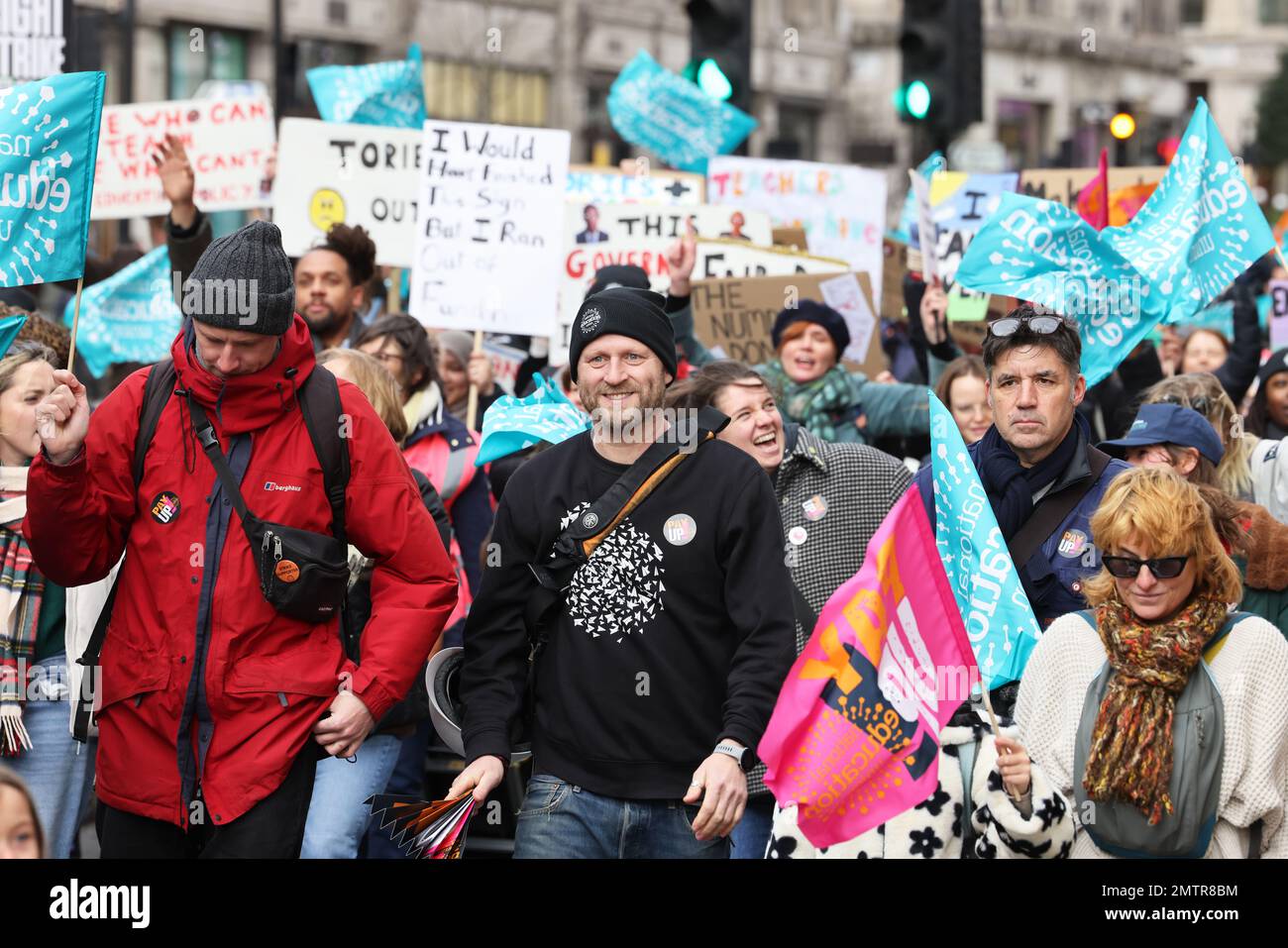 Londres, Royaume-Uni, 1st février 2023. Les familles se sont jointes à des enseignants en grève alors qu’elles ont défilé au Parlement dans le centre de Londres pour demander un salaire équitable. Cette journée a été surnommée « walkout mercredi », car des milliers d'enseignants, de conducteurs de train et d'autobus et de fonctionnaires ont mené des grèves. Crédit : Monica Wells/Alay Live News Banque D'Images