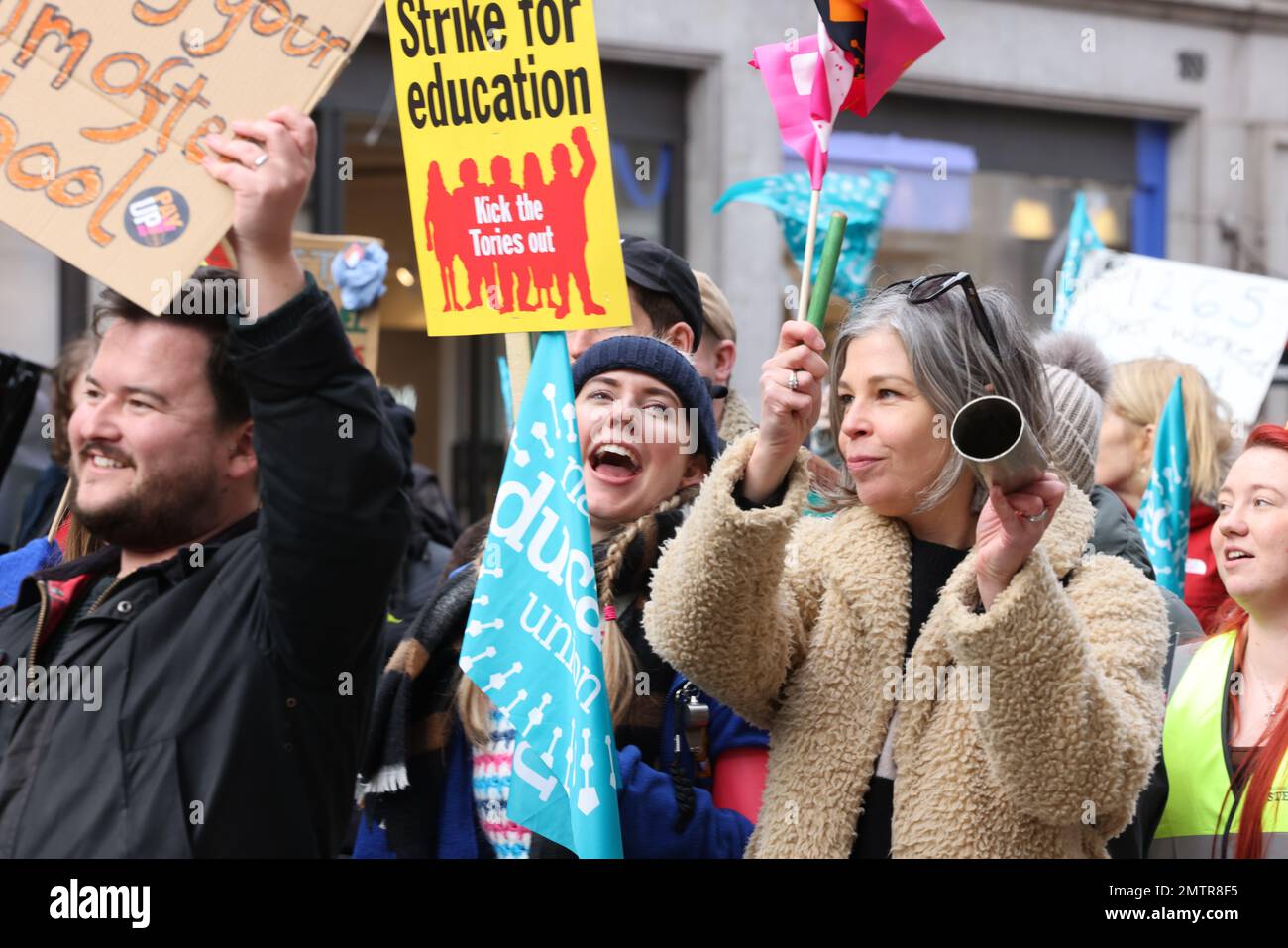 Londres, Royaume-Uni, 1st février 2023. Les familles se sont jointes à des enseignants en grève alors qu’elles ont défilé au Parlement dans le centre de Londres pour demander un salaire équitable. Cette journée a été surnommée « walkout mercredi », car des milliers d'enseignants, de conducteurs de train et d'autobus et de fonctionnaires ont mené des grèves. Crédit : Monica Wells/Alay Live News Banque D'Images