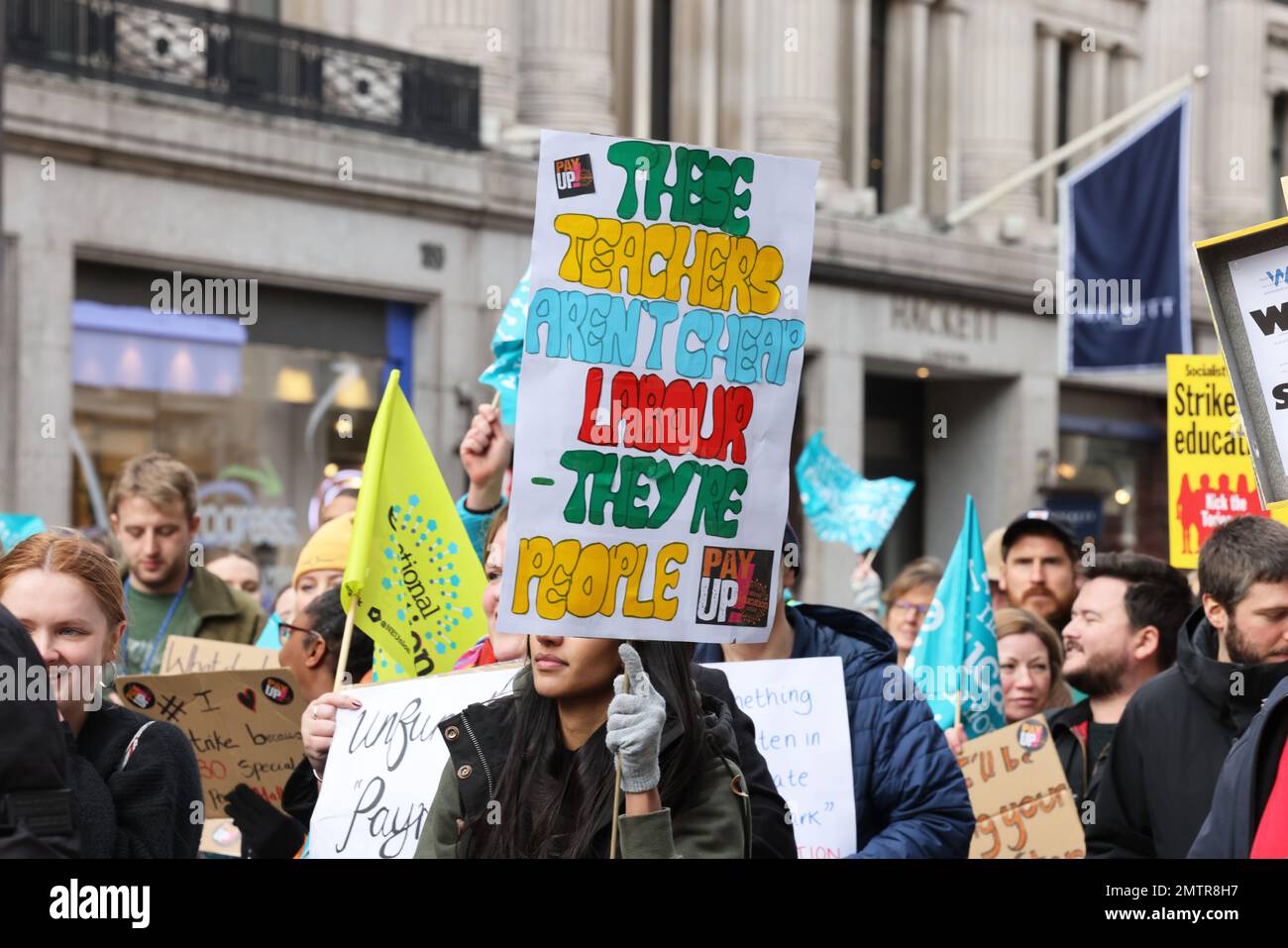 Londres, Royaume-Uni, 1st février 2023. Les familles se sont jointes à des enseignants en grève alors qu’elles ont défilé au Parlement dans le centre de Londres pour demander un salaire équitable. Cette journée a été surnommée « walkout mercredi », car des milliers d'enseignants, de conducteurs de train et d'autobus et de fonctionnaires ont mené des grèves. Crédit : Monica Wells/Alay Live News Banque D'Images