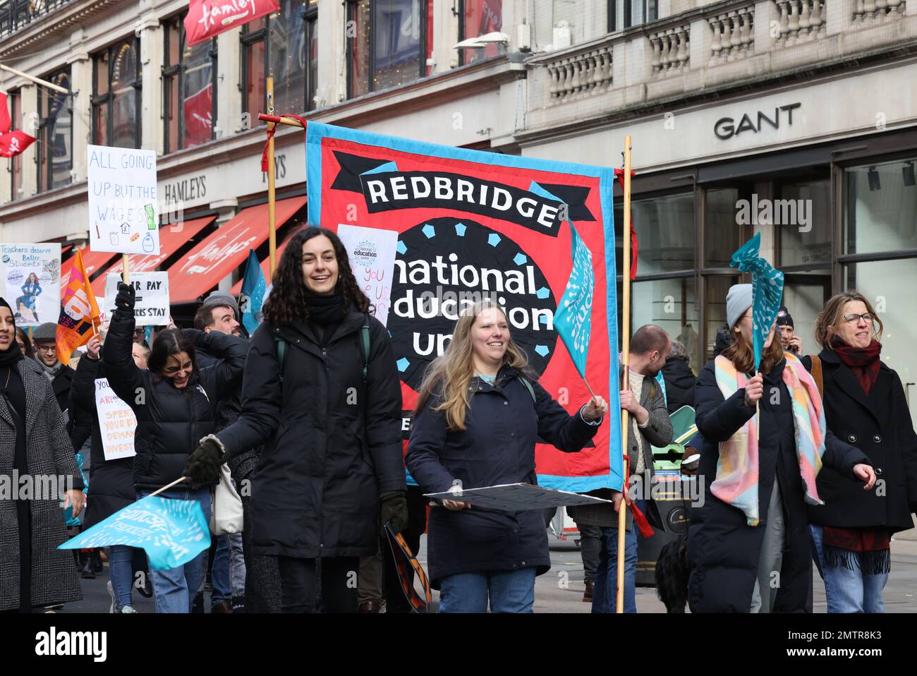 Londres, Royaume-Uni, 1st février 2023. Les familles se sont jointes à des enseignants en grève alors qu’elles ont défilé au Parlement dans le centre de Londres pour demander un salaire équitable. Cette journée a été surnommée « walkout mercredi », car des milliers d'enseignants, de conducteurs de train et d'autobus et de fonctionnaires ont mené des grèves. Crédit : Monica Wells/Alay Live News Banque D'Images