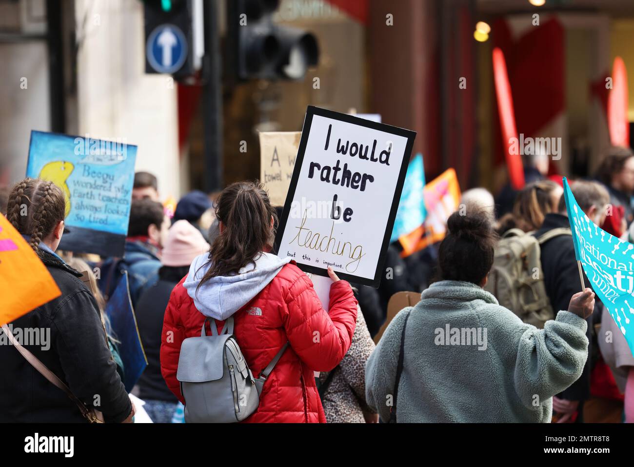 Londres, Royaume-Uni, 1st février 2023. Les familles se sont jointes à des enseignants en grève alors qu’elles ont défilé au Parlement dans le centre de Londres pour demander un salaire équitable. Cette journée a été surnommée « walkout mercredi », car des milliers d'enseignants, de conducteurs de train et d'autobus et de fonctionnaires ont mené des grèves. Crédit : Monica Wells/Alay Live News Banque D'Images