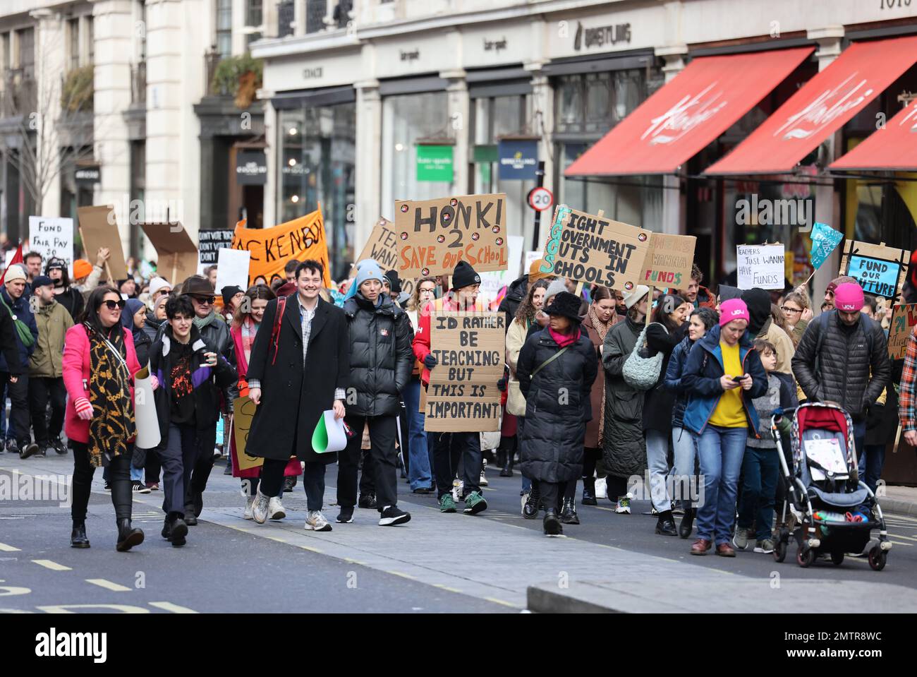 Londres, Royaume-Uni, 1st février 2023. Les familles se sont jointes à des enseignants en grève alors qu’elles ont défilé au Parlement dans le centre de Londres pour demander un salaire équitable. Cette journée a été surnommée « walkout mercredi », car des milliers d'enseignants, de conducteurs de train et d'autobus et de fonctionnaires ont mené des grèves. Crédit : Monica Wells/Alay Live News Banque D'Images