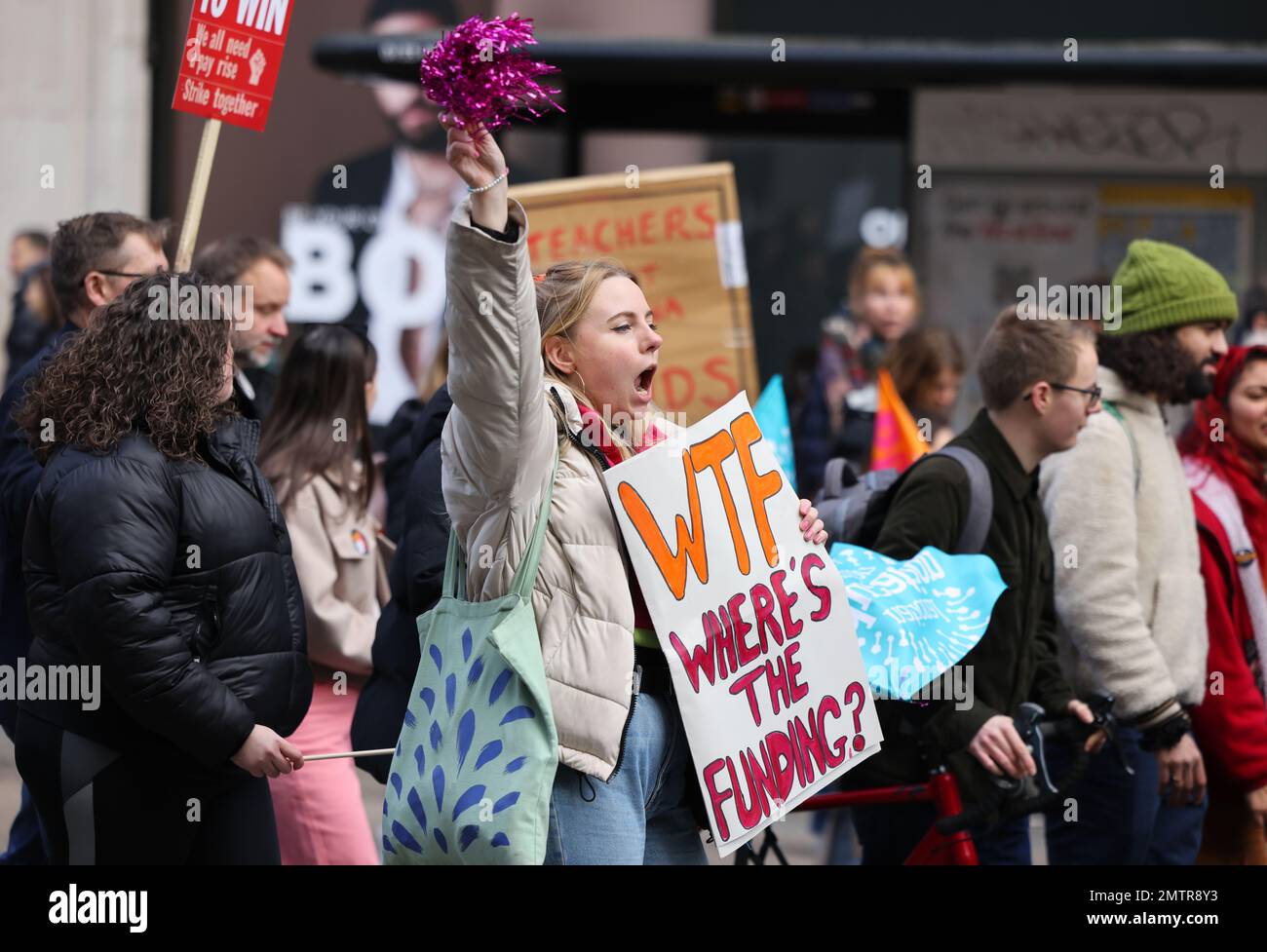 Londres, Royaume-Uni, 1st février 2023. Les familles se sont jointes à des enseignants en grève alors qu’elles ont défilé au Parlement dans le centre de Londres pour demander un salaire équitable. Cette journée a été surnommée « walkout mercredi », car des milliers d'enseignants, de conducteurs de train et d'autobus et de fonctionnaires ont mené des grèves. Crédit : Monica Wells/Alay Live News Banque D'Images