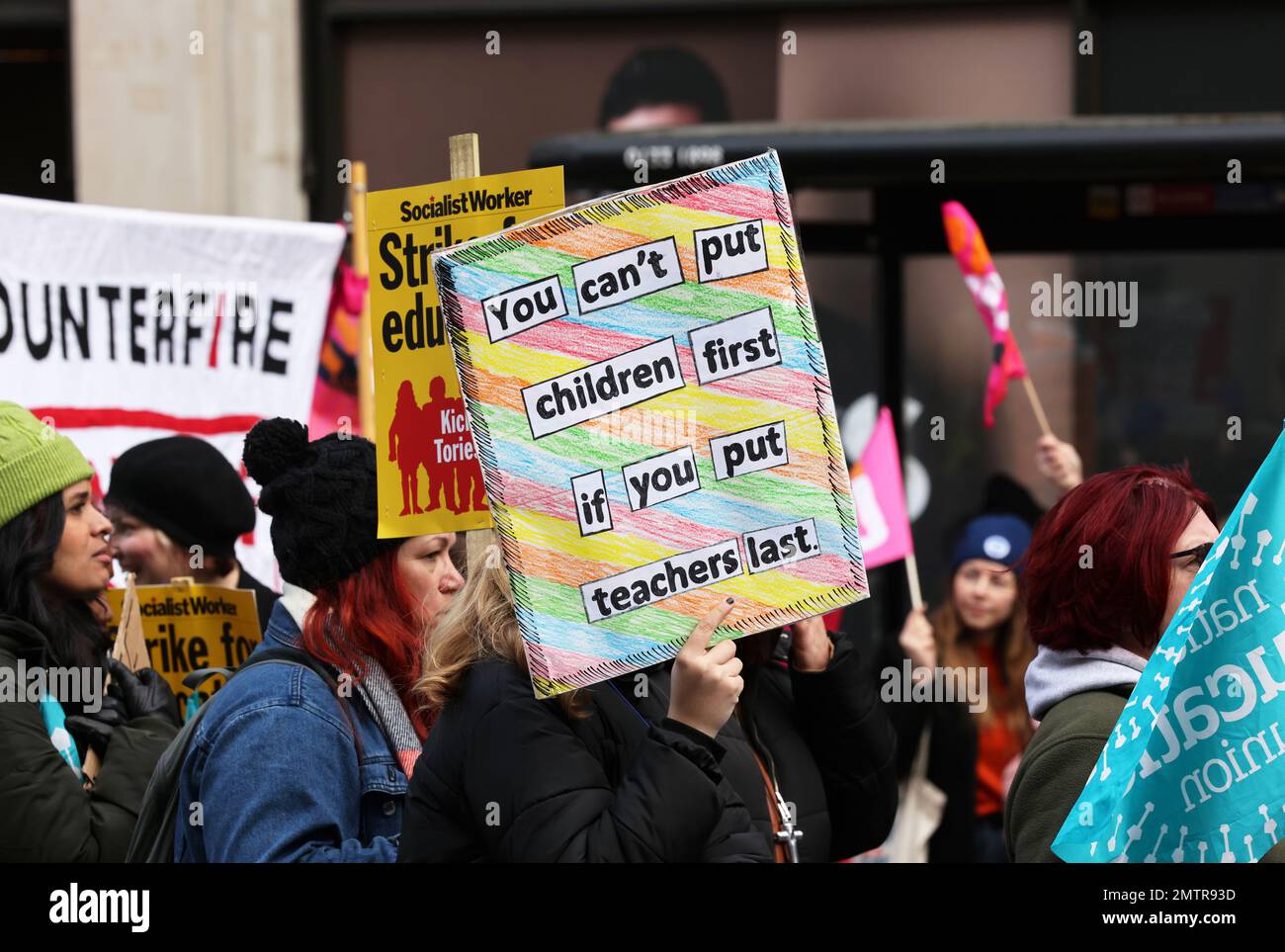 Londres, Royaume-Uni, 1st février 2023. Les familles se sont jointes à des enseignants en grève alors qu’elles ont défilé au Parlement dans le centre de Londres pour demander un salaire équitable. Cette journée a été surnommée « walkout mercredi », car des milliers d'enseignants, de conducteurs de train et d'autobus et de fonctionnaires ont mené des grèves. Crédit : Monica Wells/Alay Live News Banque D'Images