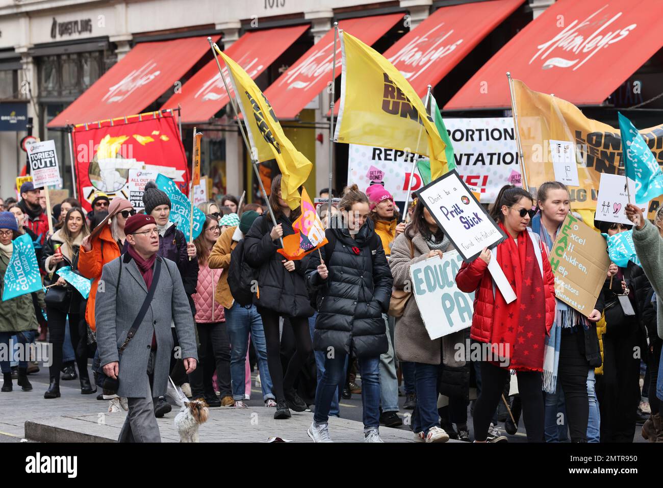Londres, Royaume-Uni, 1st février 2023. Les familles se sont jointes à des enseignants en grève alors qu’elles ont défilé au Parlement dans le centre de Londres pour demander un salaire équitable. Cette journée a été surnommée « walkout mercredi », car des milliers d'enseignants, de conducteurs de train et d'autobus et de fonctionnaires ont mené des grèves. Crédit : Monica Wells/Alay Live News Banque D'Images