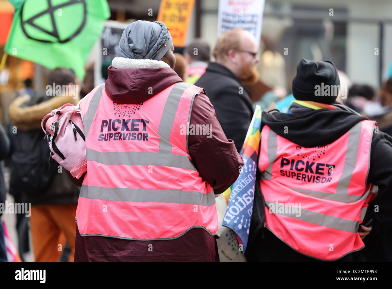 Londres, Royaume-Uni, 1st février 2023. Les familles se sont jointes à des enseignants en grève alors qu’elles ont défilé au Parlement dans le centre de Londres pour demander un salaire équitable. Cette journée a été surnommée « walkout mercredi », car des milliers d'enseignants, de conducteurs de train et d'autobus et de fonctionnaires ont mené des grèves. Crédit : Monica Wells/Alay Live News Banque D'Images