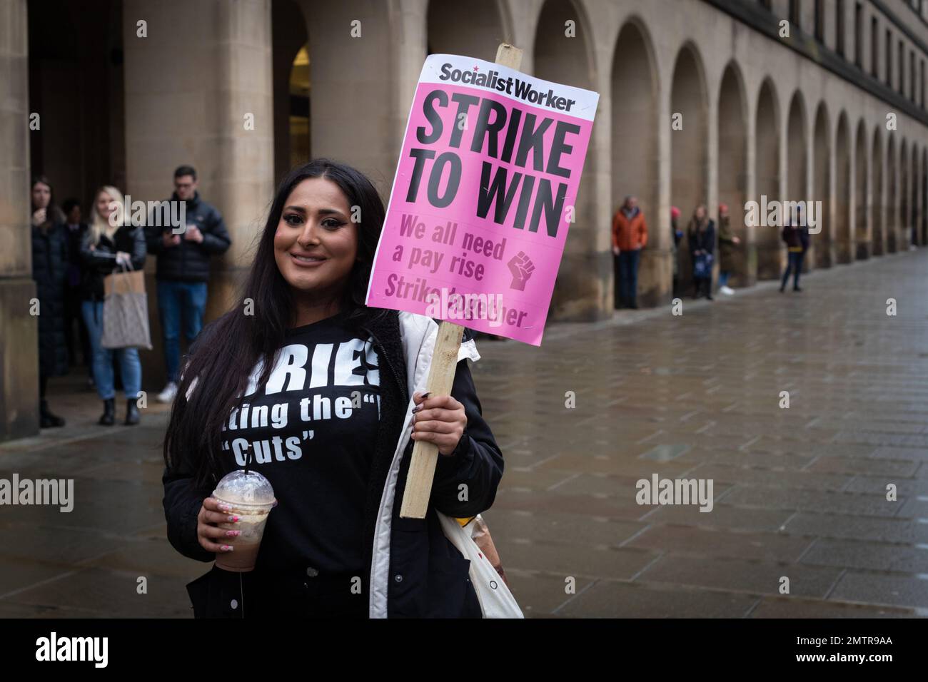 Manchester, Royaume-Uni. 01st févr. 2023. Un enseignant avec un écriteau attend le début de la marche. Les enseignants, les conducteurs de train et les fonctionnaires s'unissent dans la ville avec des travailleurs frappants sur les lignes de piquetage. Cela vient après que le gouvernement conservateur ait essayé d'adopter un nouveau projet de loi pour empêcher les travailleurs de faire grève. Credit: Andy Barton/Alay Live News Banque D'Images