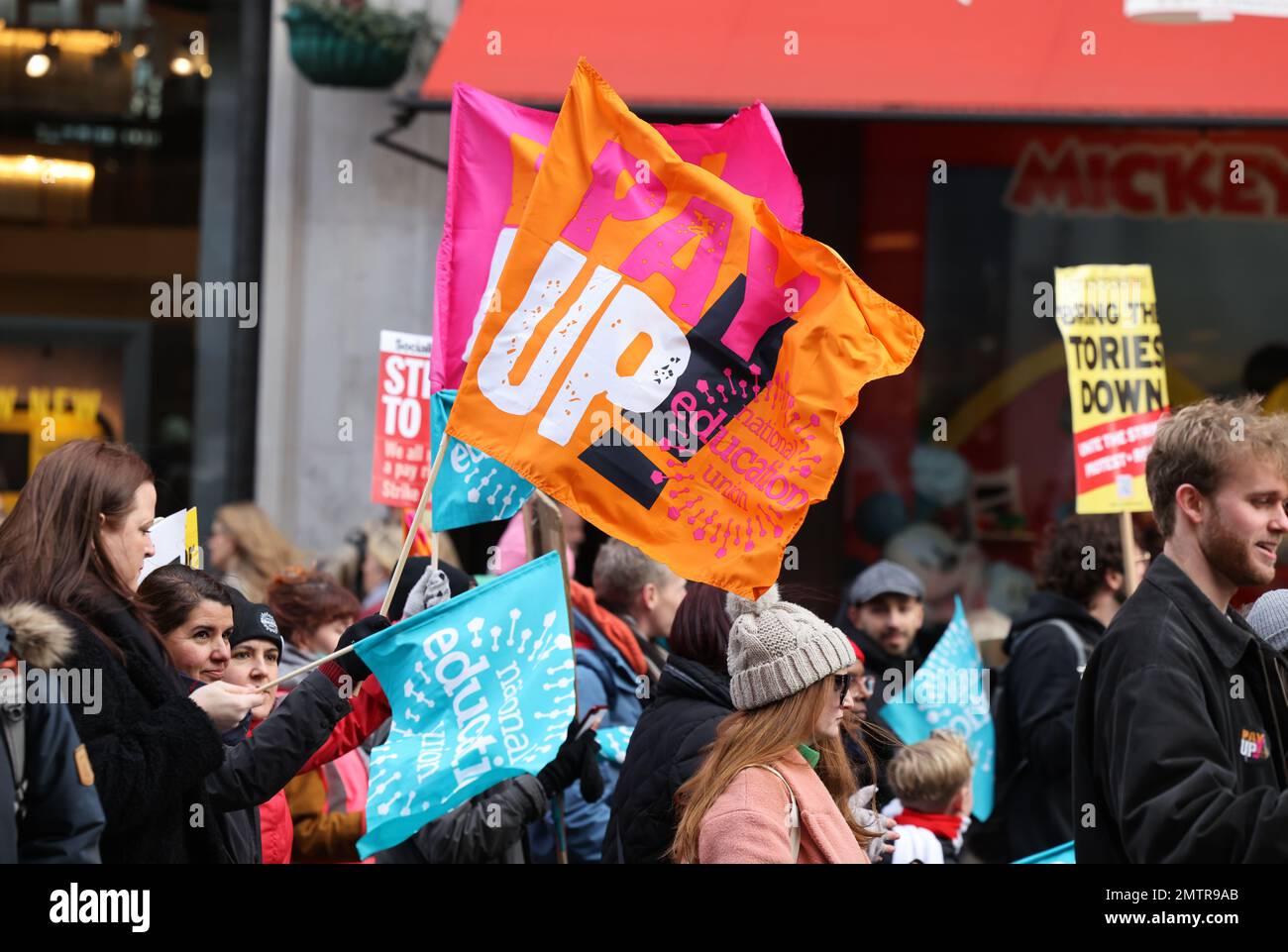 Londres, Royaume-Uni, 1st février 2023. Les familles se sont jointes à des enseignants en grève alors qu’elles ont défilé au Parlement dans le centre de Londres pour demander un salaire équitable. Cette journée a été surnommée « walkout mercredi », car des milliers d'enseignants, de conducteurs de train et d'autobus et de fonctionnaires ont mené des grèves. Crédit : Monica Wells/Alay Live News Banque D'Images