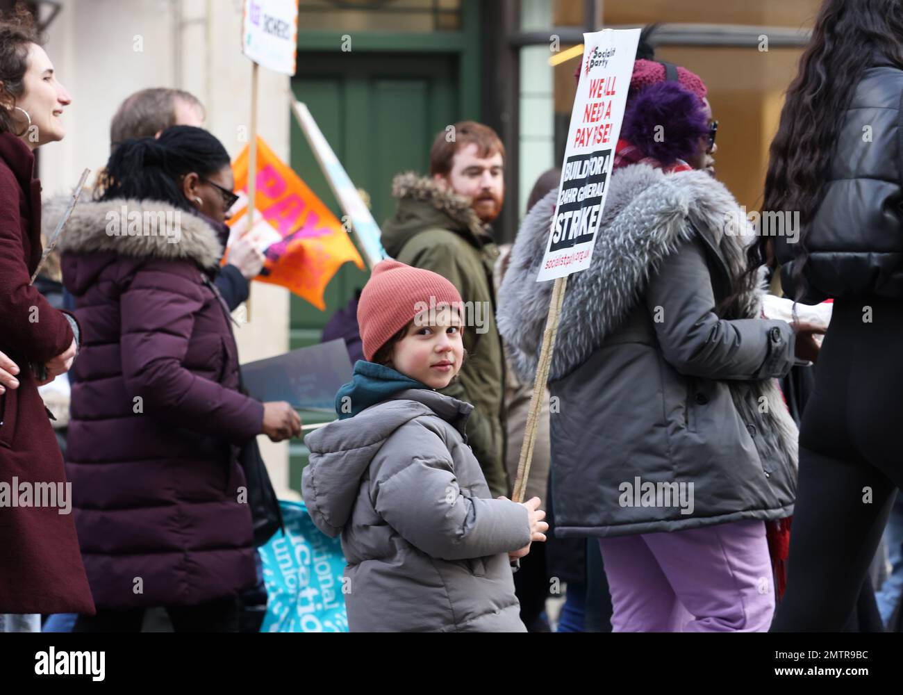 Londres, Royaume-Uni, 1st février 2023. Les familles se sont jointes à des enseignants en grève alors qu’elles ont défilé au Parlement dans le centre de Londres pour demander un salaire équitable. Cette journée a été surnommée « walkout mercredi », car des milliers d'enseignants, de conducteurs de train et d'autobus et de fonctionnaires ont mené des grèves. Crédit : Monica Wells/Alay Live News Banque D'Images