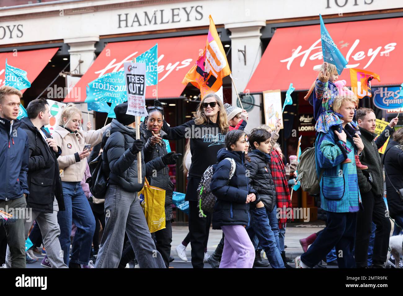 Londres, Royaume-Uni, 1st février 2023. Les familles se sont jointes à des enseignants en grève alors qu’elles ont défilé au Parlement dans le centre de Londres pour demander un salaire équitable. Cette journée a été surnommée « walkout mercredi », car des milliers d'enseignants, de conducteurs de train et d'autobus et de fonctionnaires ont mené des grèves. Crédit : Monica Wells/Alay Live News Banque D'Images