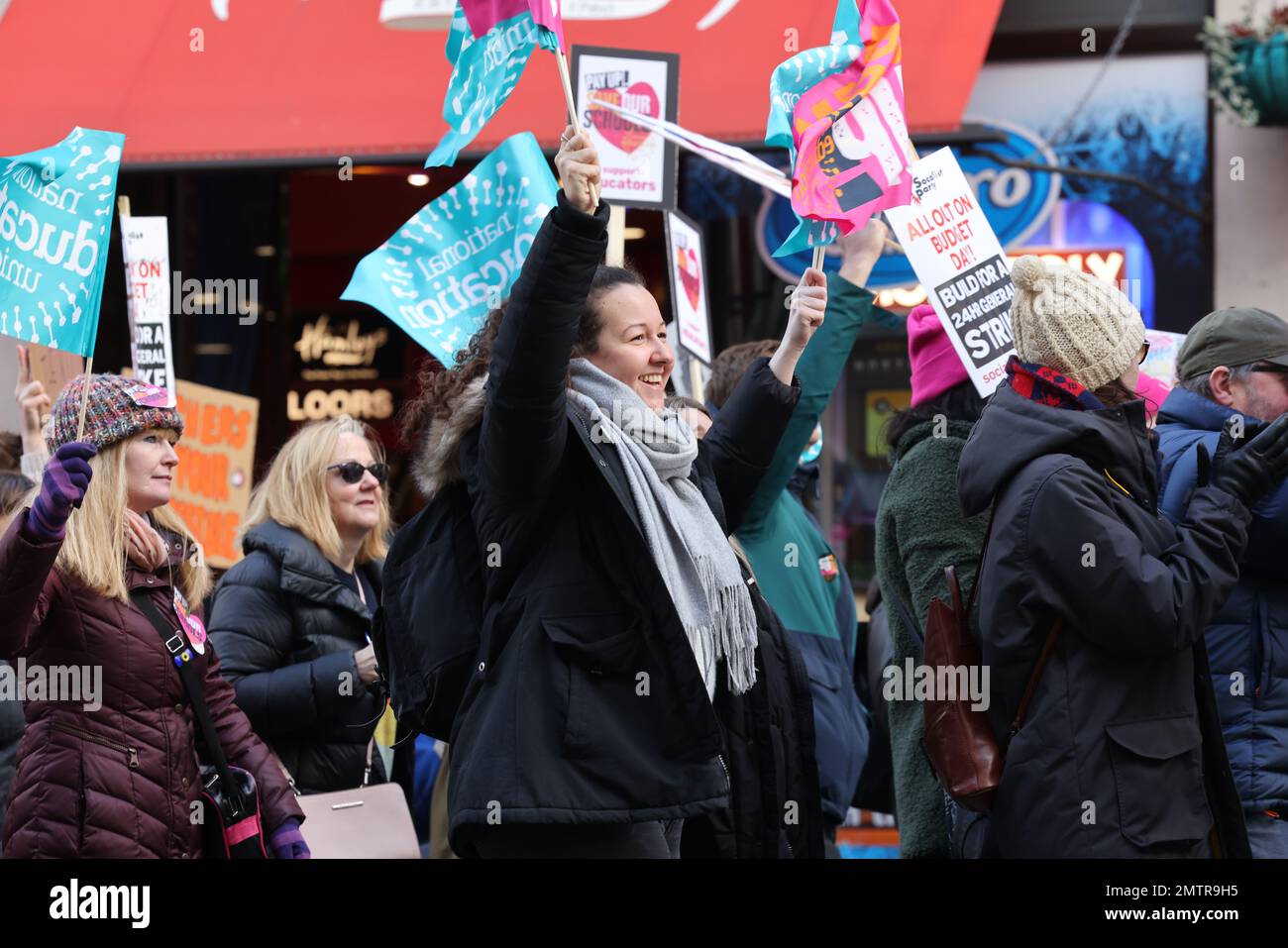 Londres, Royaume-Uni, 1st février 2023. Les familles se sont jointes à des enseignants en grève alors qu’elles ont défilé au Parlement dans le centre de Londres pour demander un salaire équitable. Cette journée a été surnommée « walkout mercredi », car des milliers d'enseignants, de conducteurs de train et d'autobus et de fonctionnaires ont mené des grèves. Crédit : Monica Wells/Alay Live News Banque D'Images