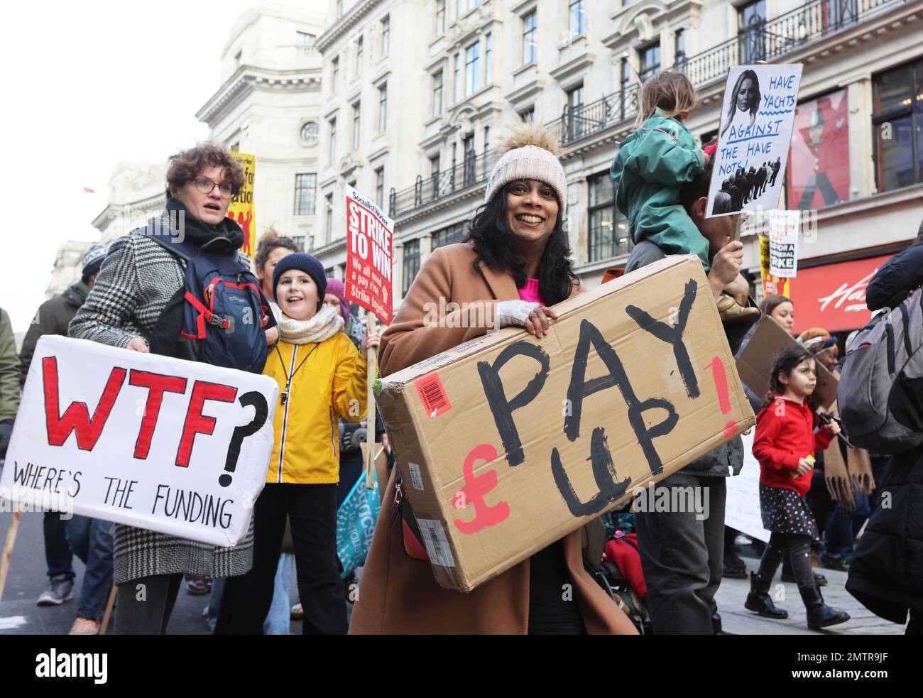 Londres, Royaume-Uni, 1st février 2023. Les familles se sont jointes à des enseignants en grève alors qu’elles ont défilé au Parlement dans le centre de Londres pour demander un salaire équitable. Cette journée a été surnommée « walkout mercredi », car des milliers d'enseignants, de conducteurs de train et d'autobus et de fonctionnaires ont mené des grèves. Crédit : Monica Wells/Alay Live News Banque D'Images