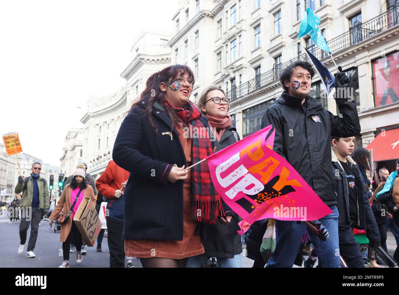 Londres, Royaume-Uni, 1st février 2023. Les familles se sont jointes à des enseignants en grève alors qu’elles ont défilé au Parlement dans le centre de Londres pour demander un salaire équitable. Cette journée a été surnommée « walkout mercredi », car des milliers d'enseignants, de conducteurs de train et d'autobus et de fonctionnaires ont mené des grèves. Crédit : Monica Wells/Alay Live News Banque D'Images
