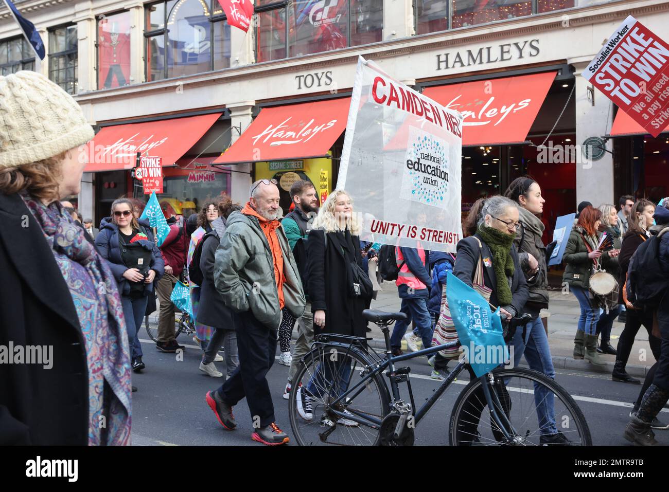 Londres, Royaume-Uni, 1st février 2023. Les familles se sont jointes à des enseignants en grève alors qu’elles ont défilé au Parlement dans le centre de Londres pour demander un salaire équitable. Cette journée a été surnommée « walkout mercredi », car des milliers d'enseignants, de conducteurs de train et d'autobus et de fonctionnaires ont mené des grèves. Crédit : Monica Wells/Alay Live News Banque D'Images