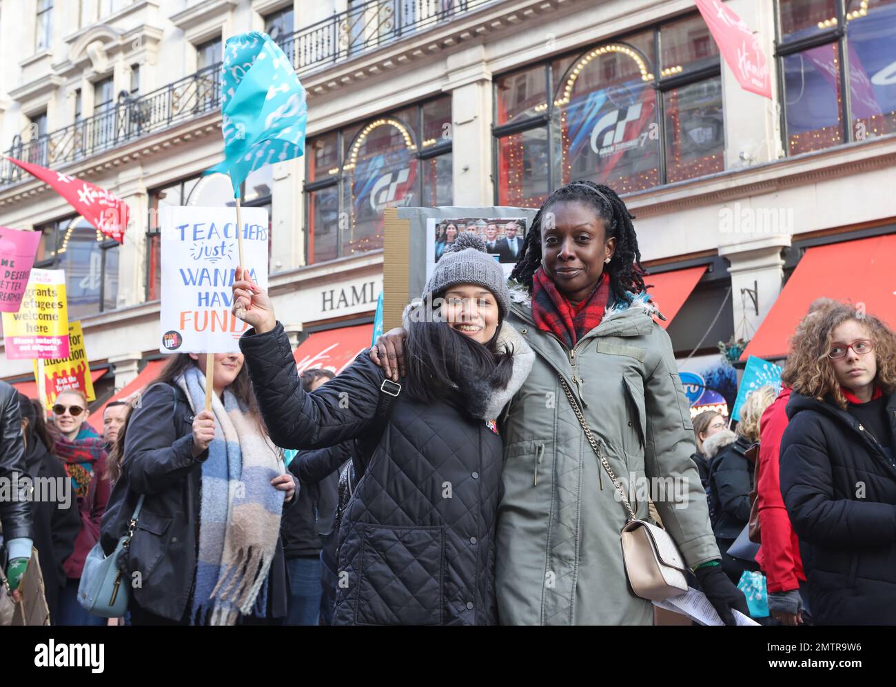Londres, Royaume-Uni, 1st février 2023. Les familles se sont jointes à des enseignants en grève alors qu’elles ont défilé au Parlement dans le centre de Londres pour demander un salaire équitable. Cette journée a été surnommée « walkout mercredi », car des milliers d'enseignants, de conducteurs de train et d'autobus et de fonctionnaires ont mené des grèves. Crédit : Monica Wells/Alay Live News Banque D'Images