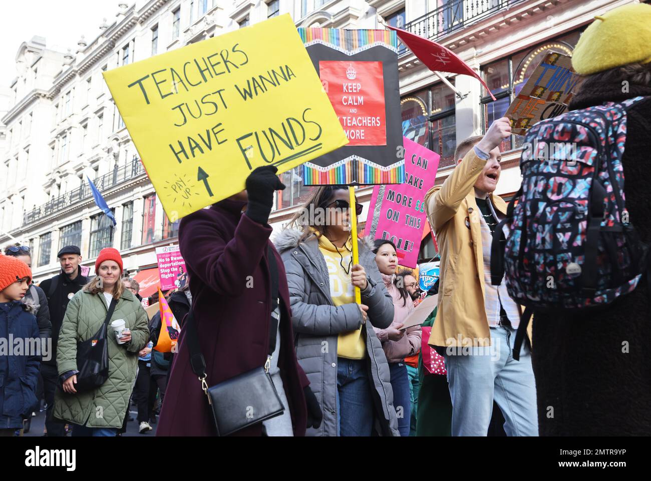 Londres, Royaume-Uni, 1st février 2023. Les familles se sont jointes à des enseignants en grève alors qu’elles ont défilé au Parlement dans le centre de Londres pour demander un salaire équitable. Cette journée a été surnommée « walkout mercredi », car des milliers d'enseignants, de conducteurs de train et d'autobus et de fonctionnaires ont mené des grèves. Crédit : Monica Wells/Alay Live News Banque D'Images